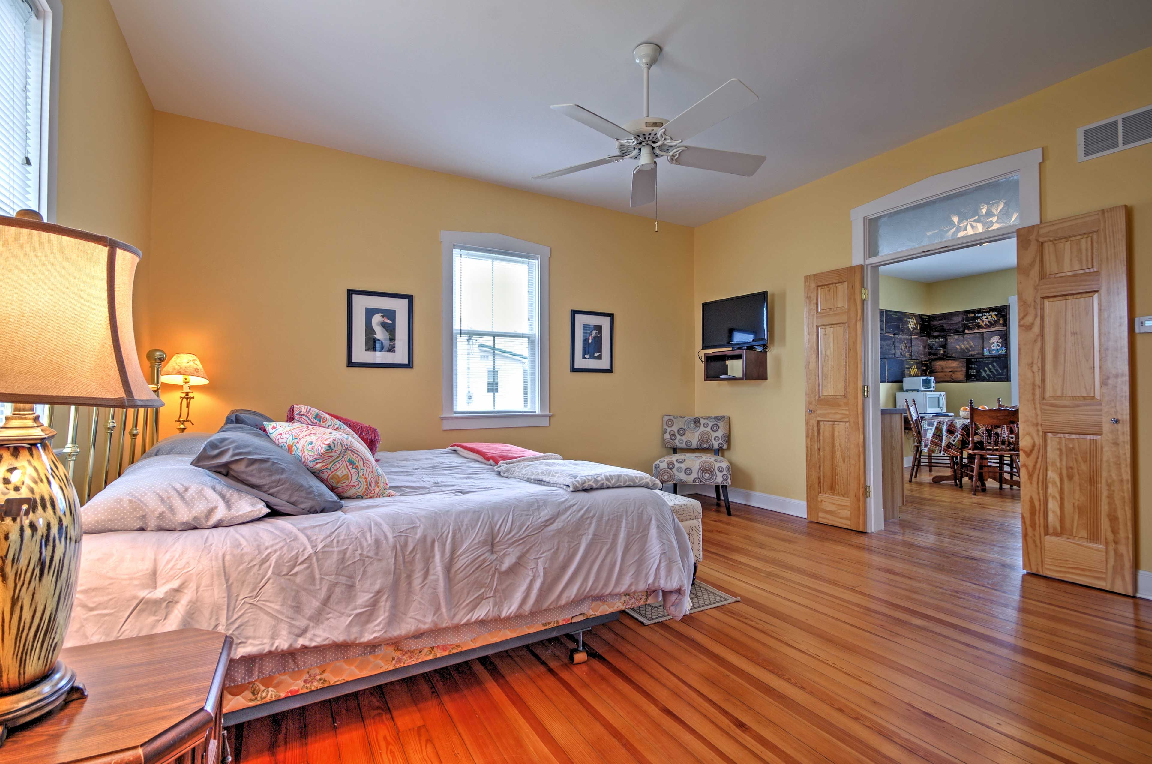 Bedroom | King Bed | Linens Provided