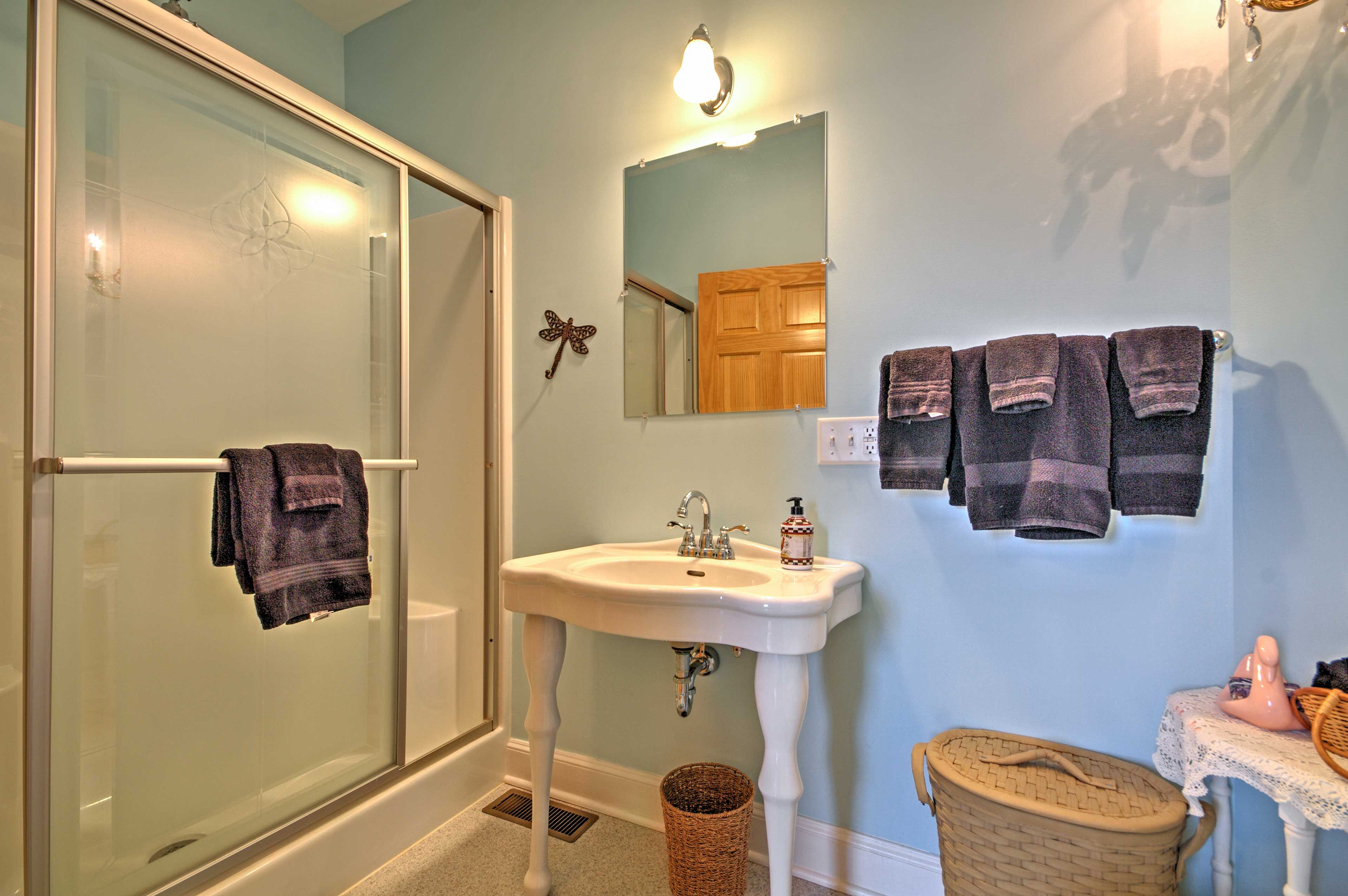 Full Bathroom | Towels Provided