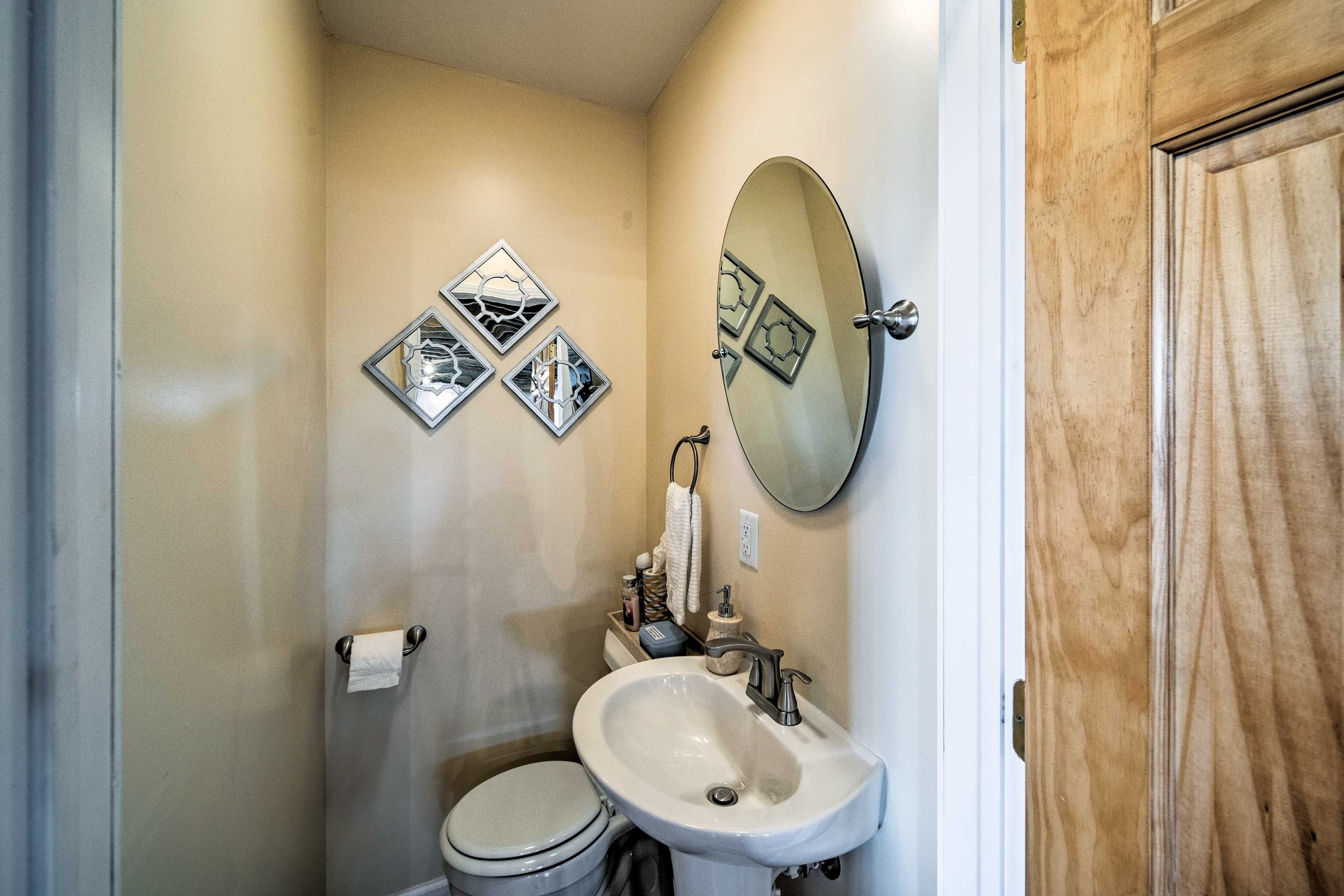 Half Bathroom | Towels Provided