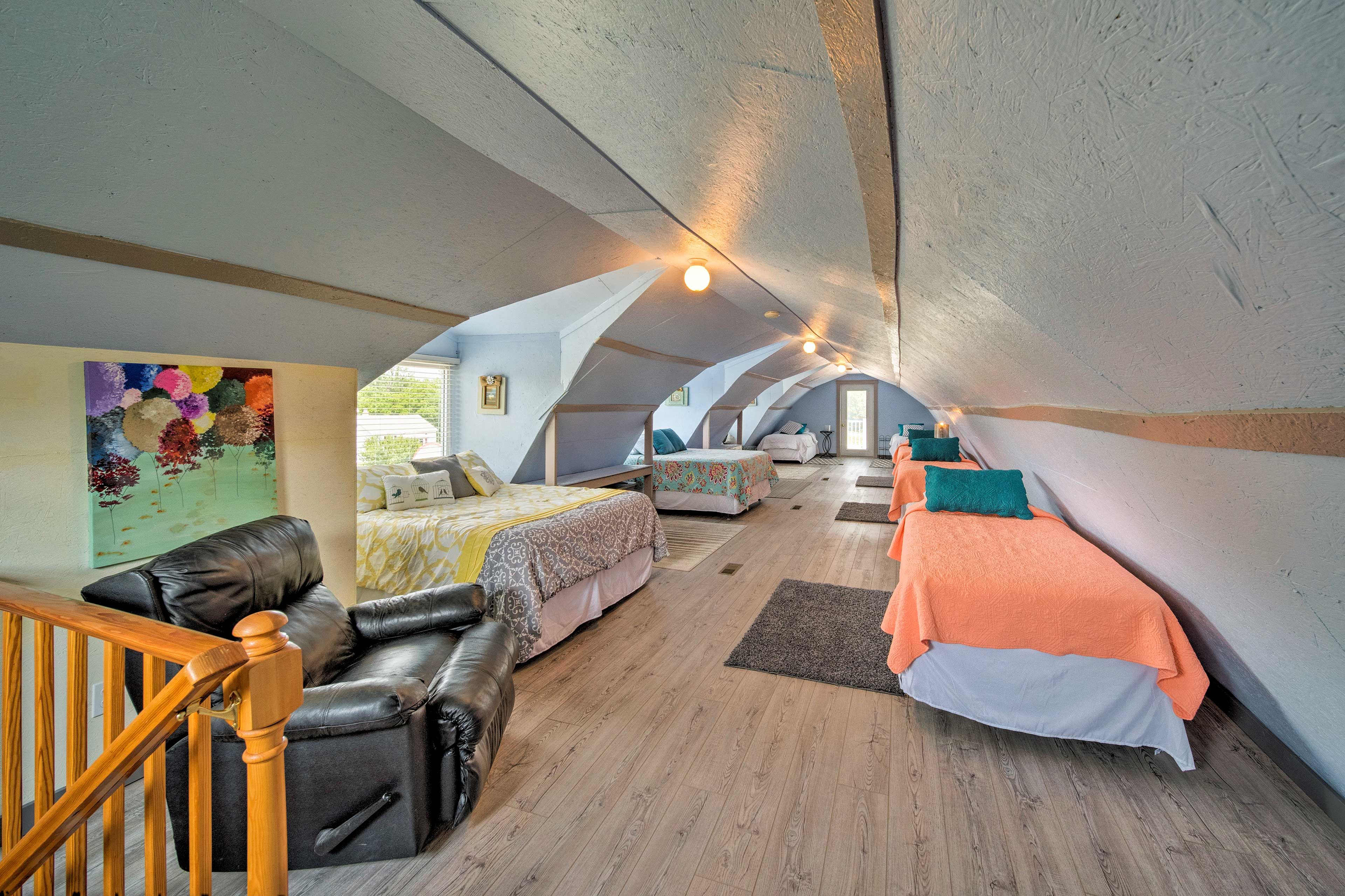 Bedroom | 3 Queen Beds | 8 Twin Beds