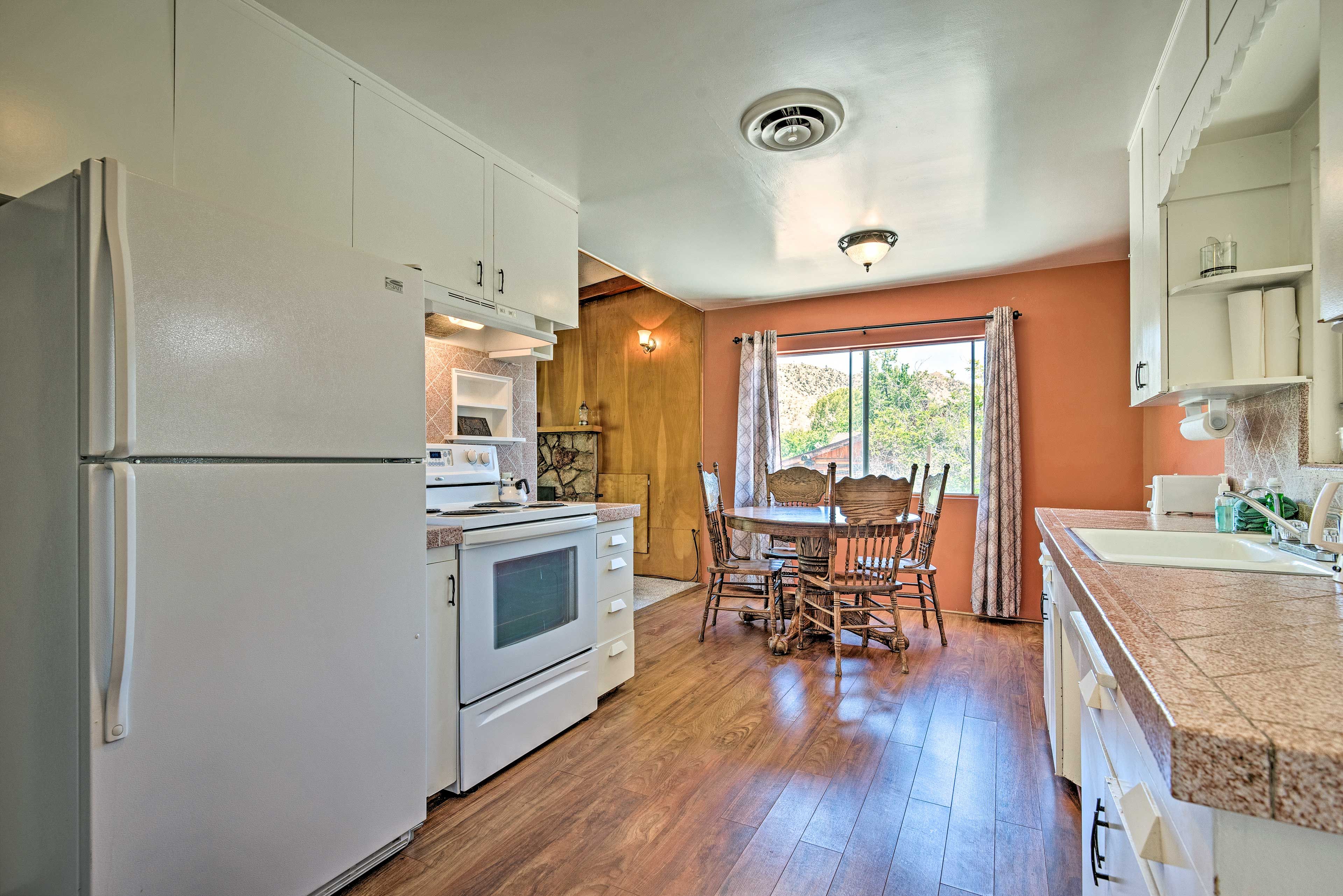 Kitchen | Dining Table | Dishware & Flatware Provided