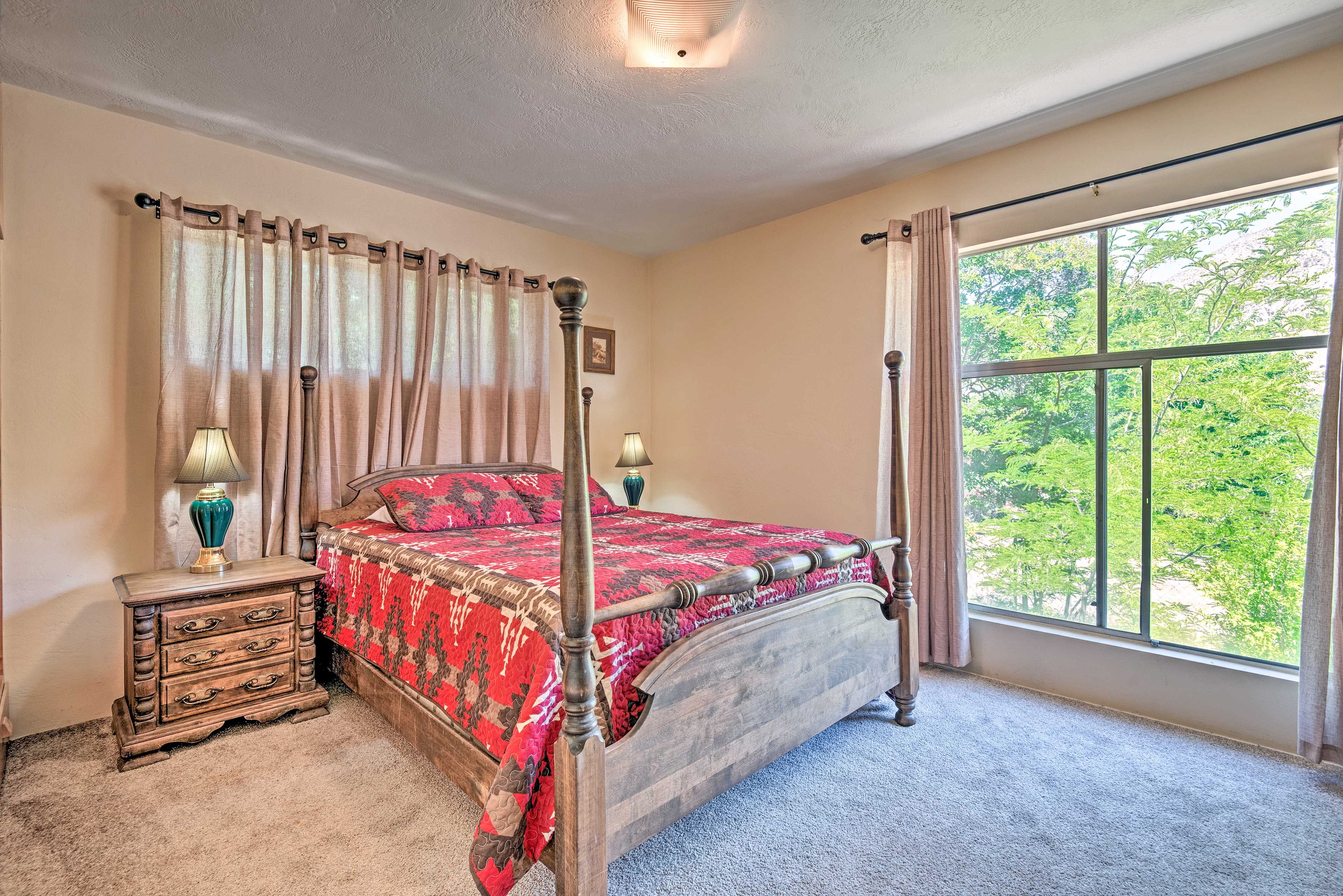 Bedroom 1 | Queen Bed