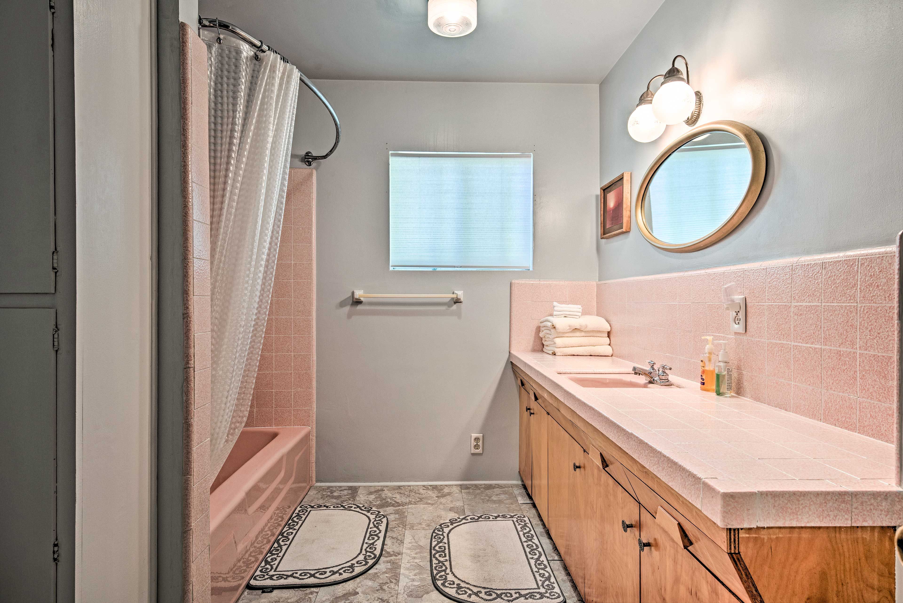 Full Bathroom | Towels Provided