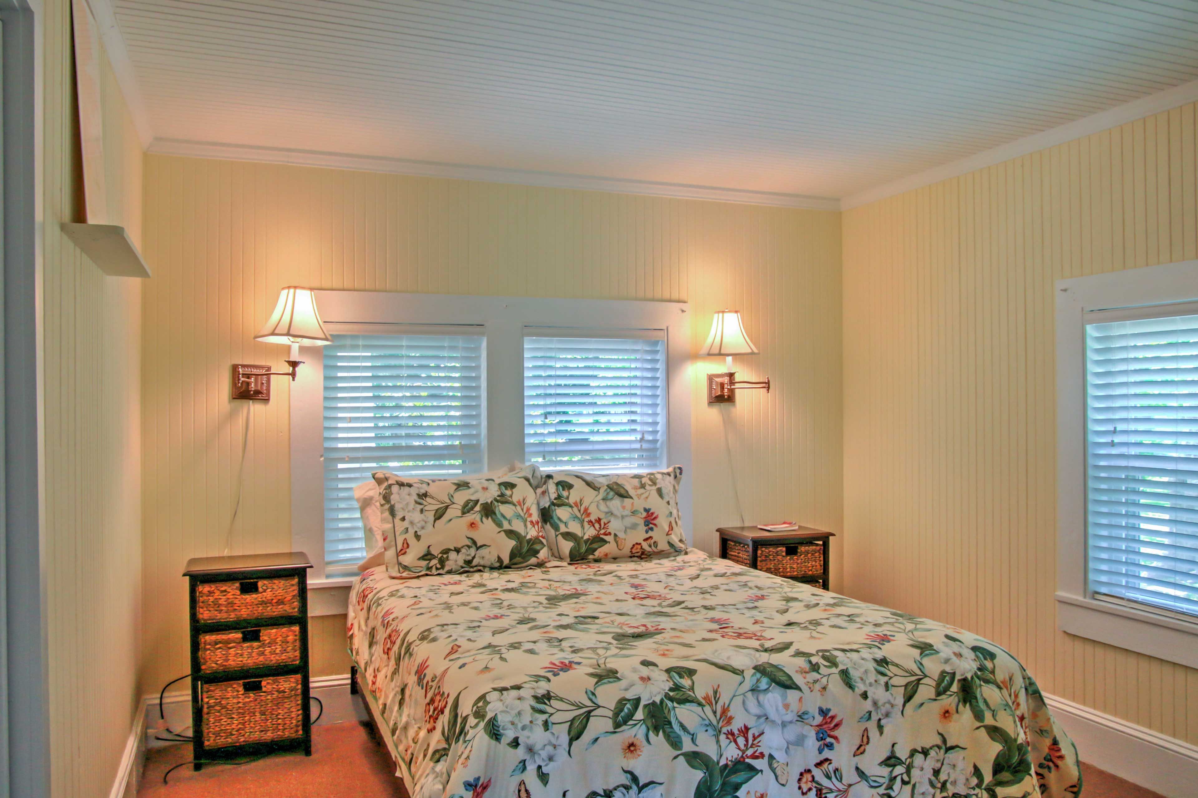 Bedroom 1 | Queen Bed | 1st Floor