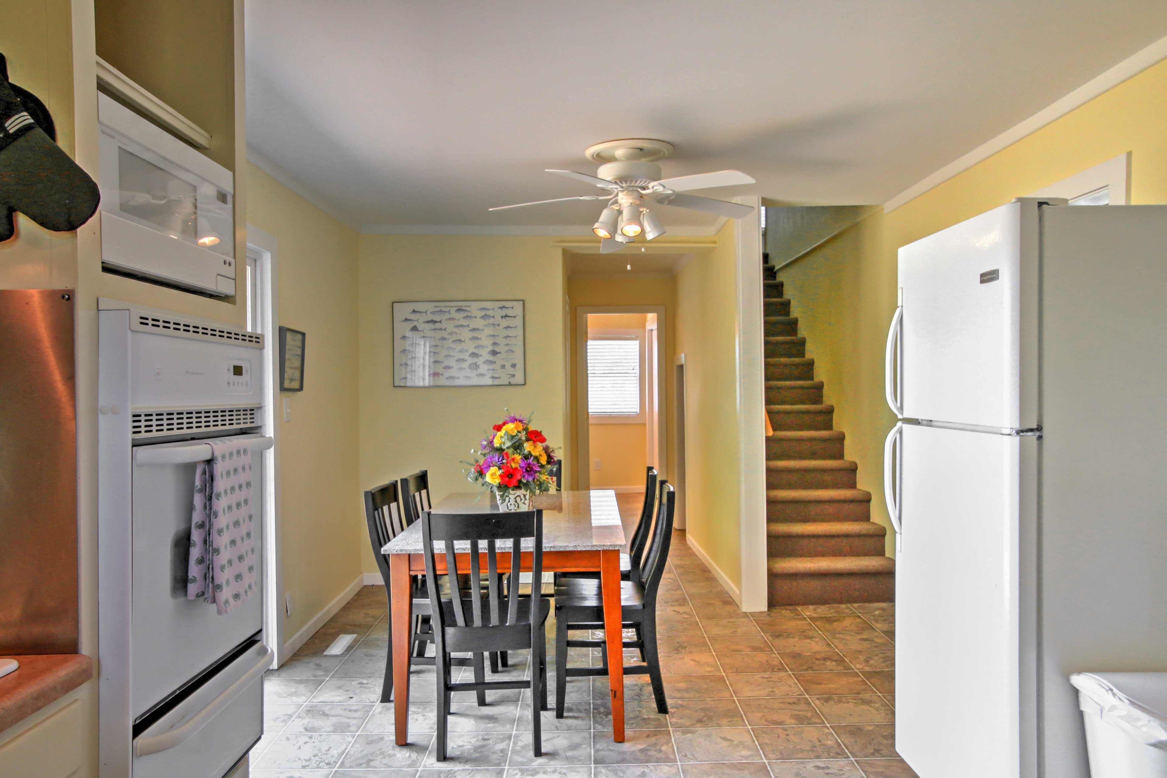 Dining Area | Dishes & Flatware Provided