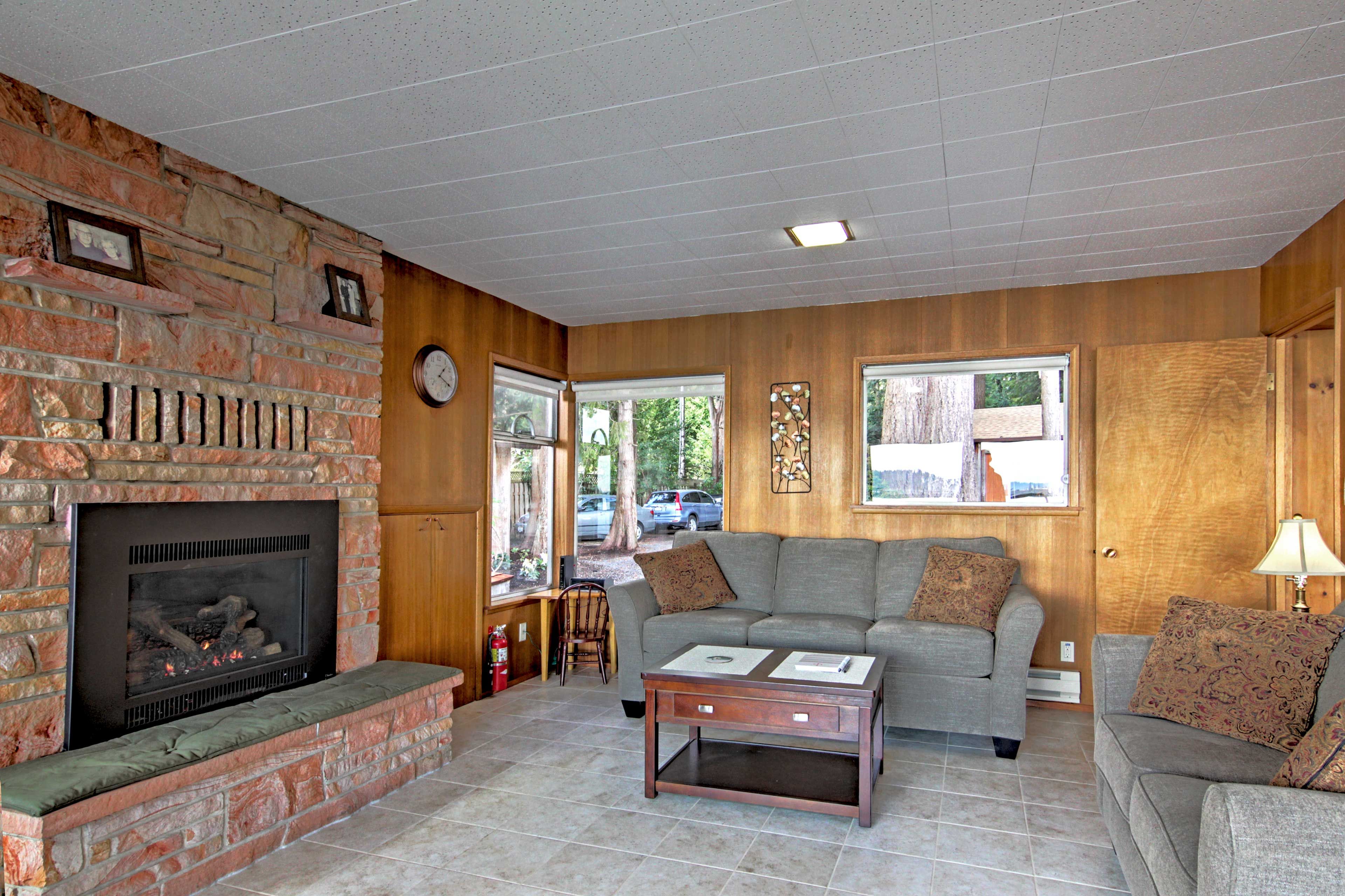 Living Room | Queen Sleeper Sofa | Gas Fireplace