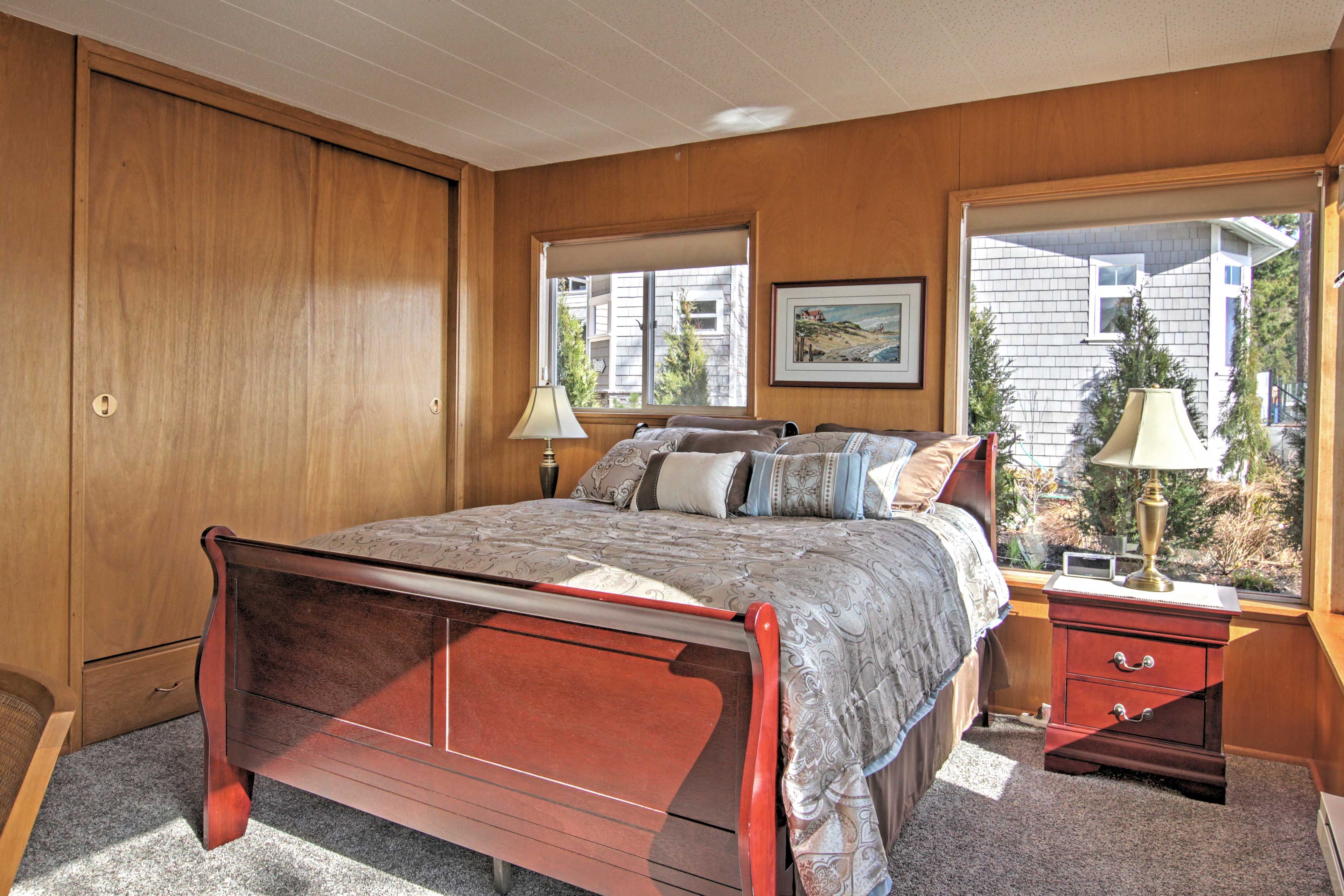 Bedroom 1 | Queen Bed