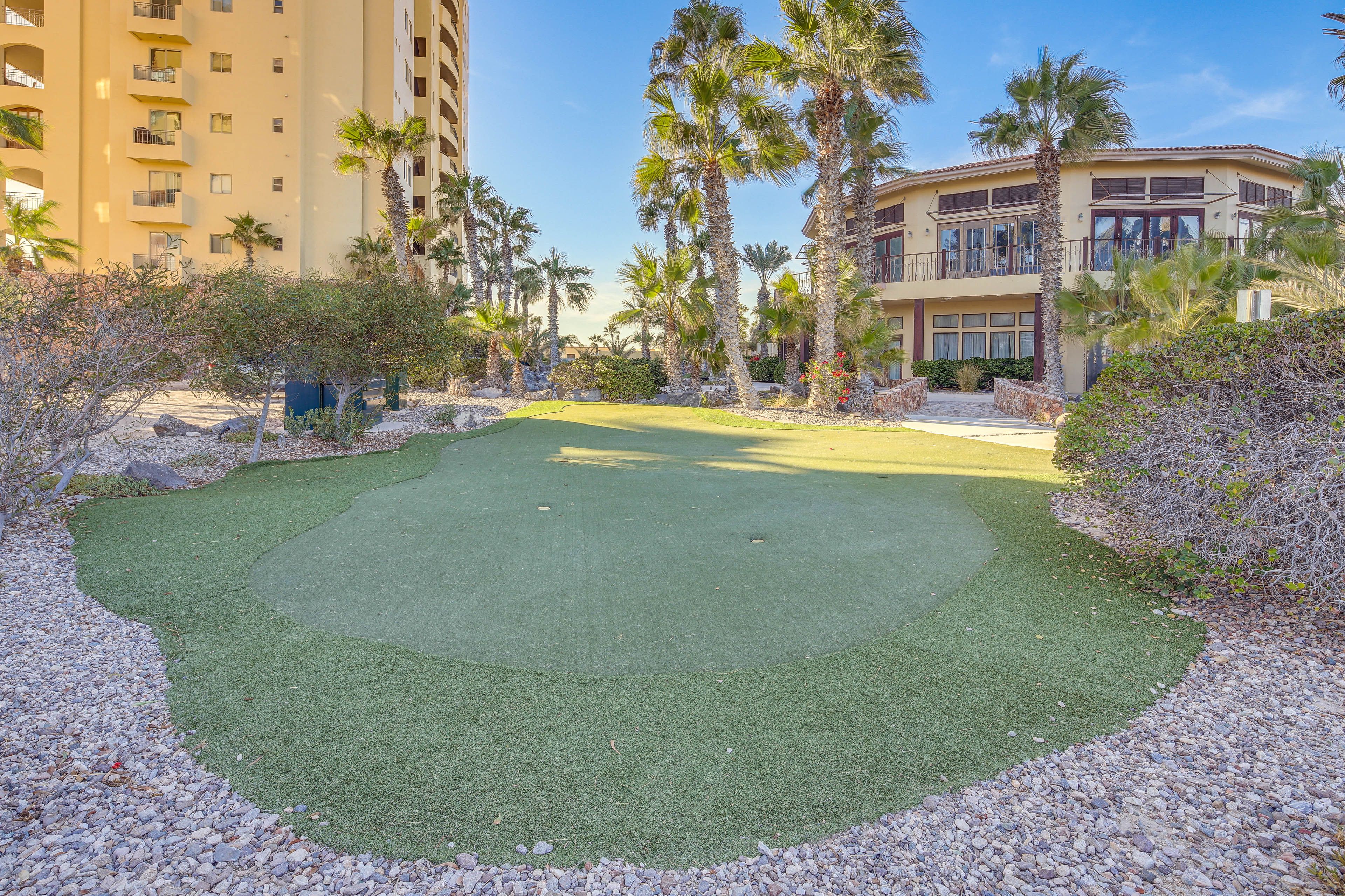 Community Amenities | Putting Green | Tennis Courts