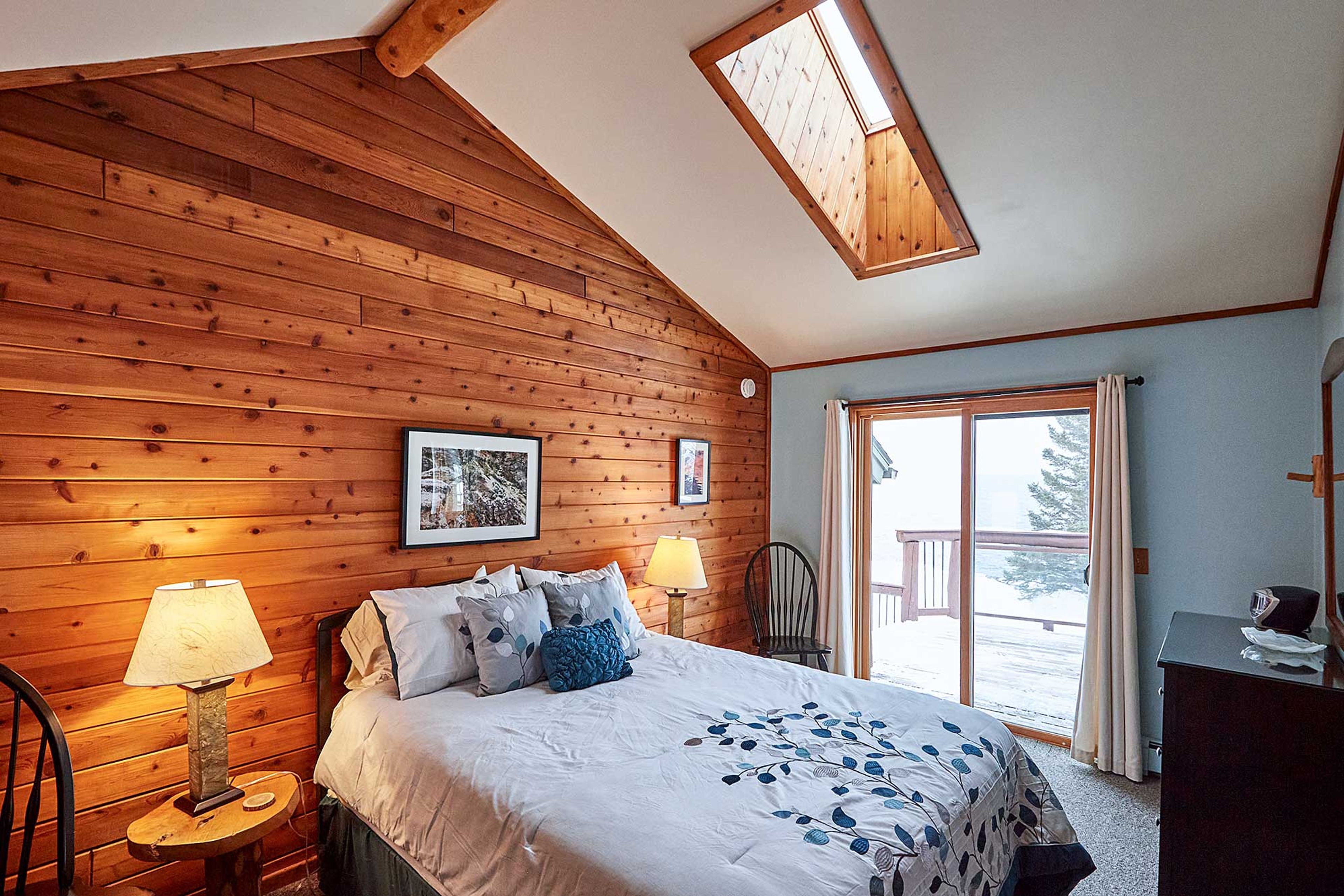 Bedroom 1 | Queen Bed