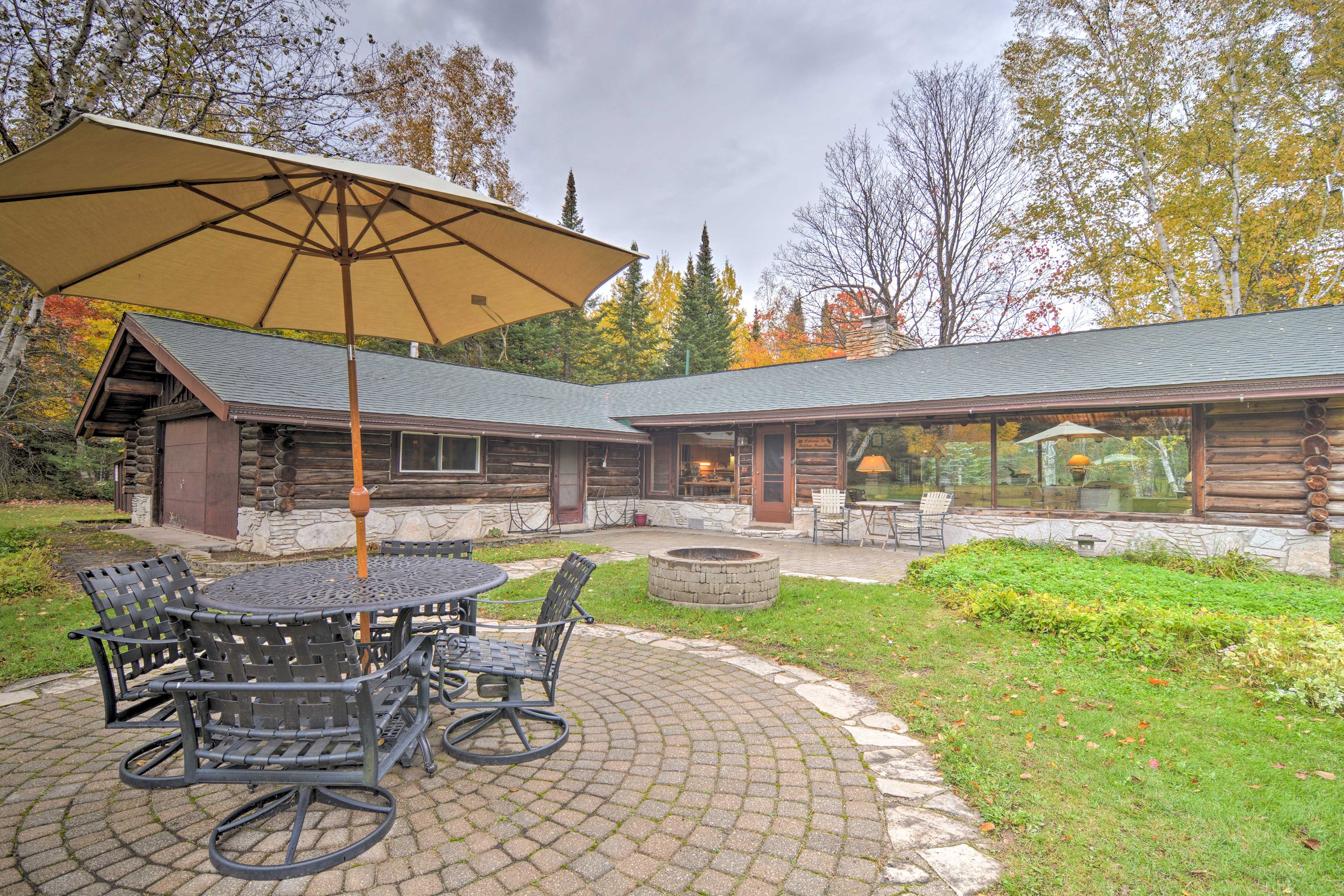 An unforgettable getaway awaits you at this Trout Lake vacation rental cottage!