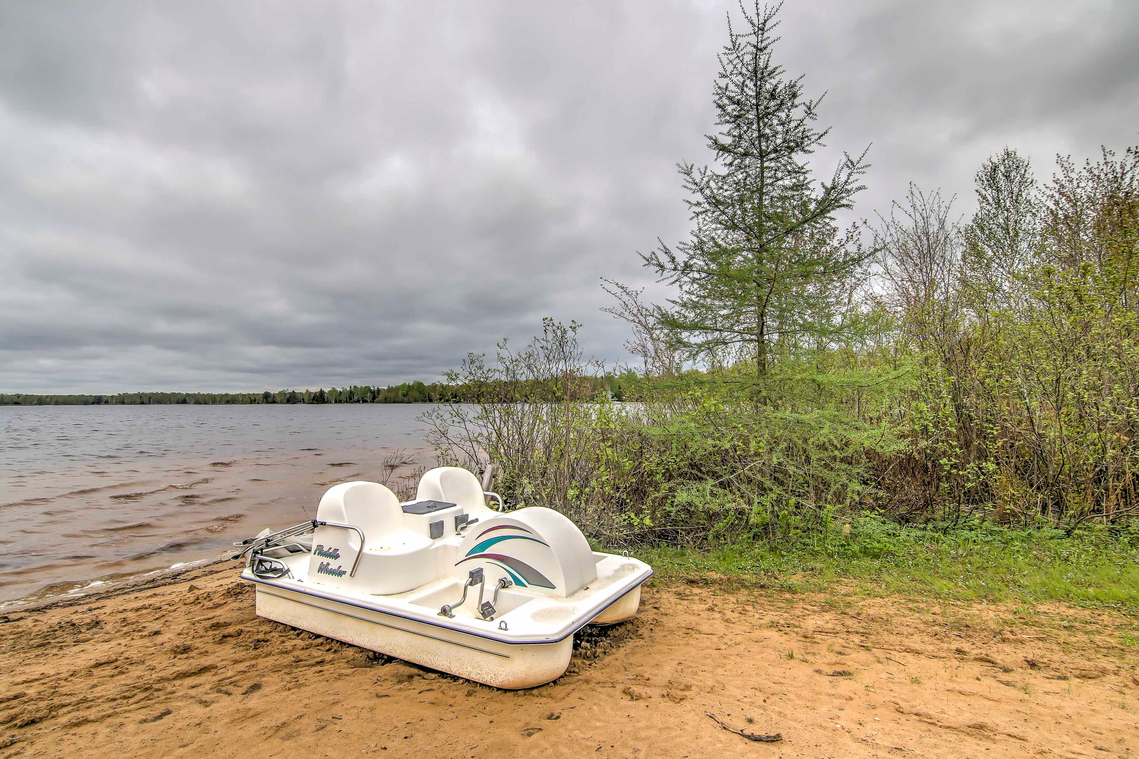 Utilize the canoe and paddleboat on the sparkling lake waters.