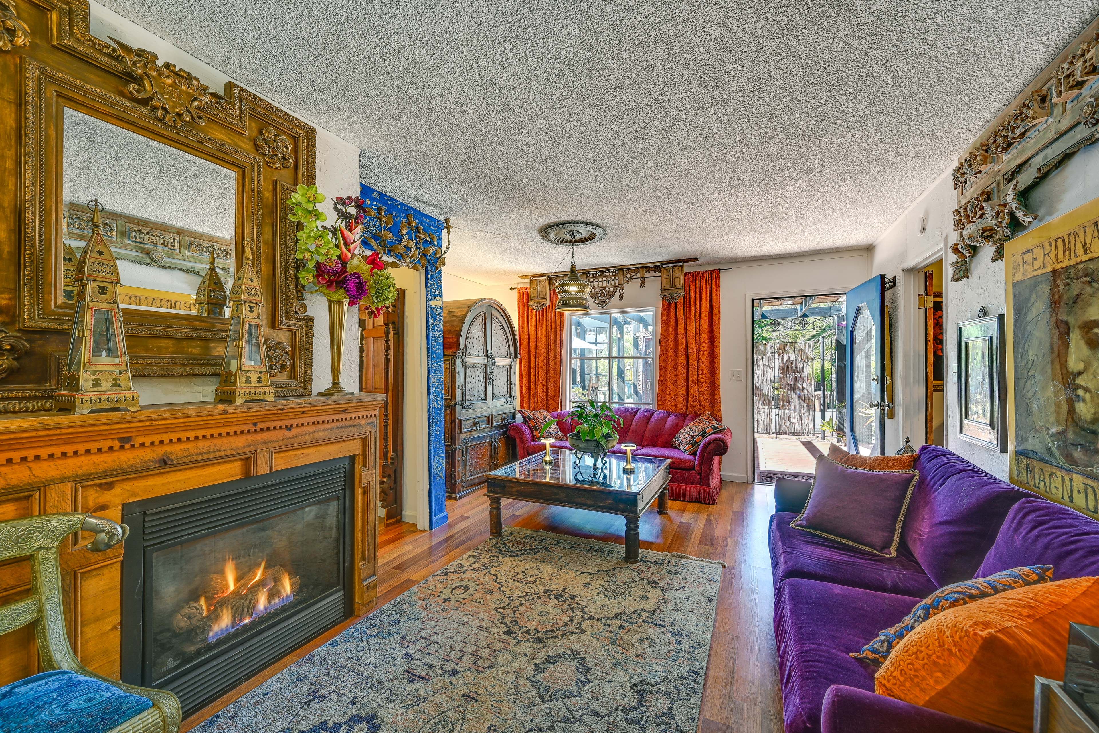 Living Room | Free WiFi | Gas Fireplace