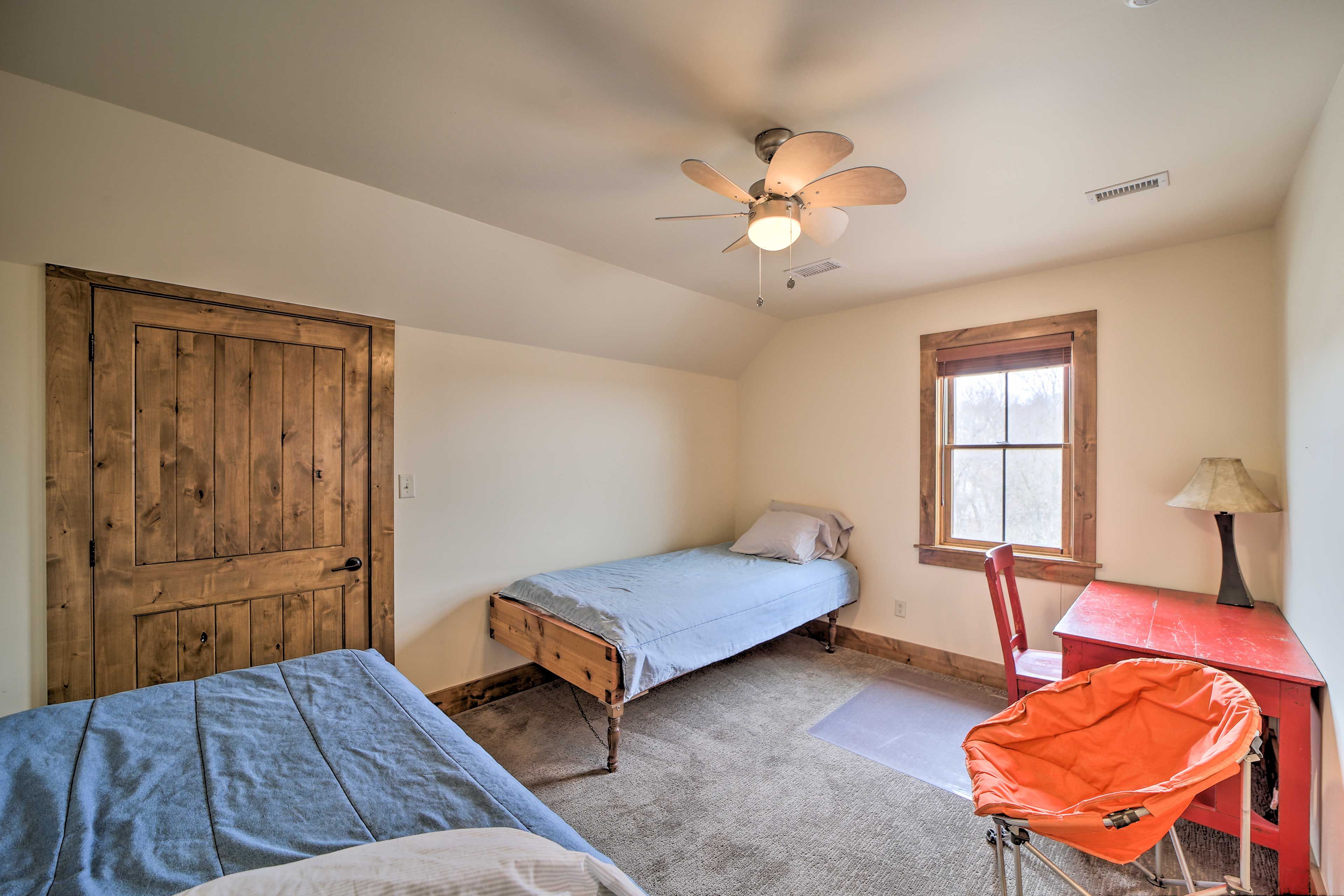 Bedroom 4 | 2 Twin Beds | Desk