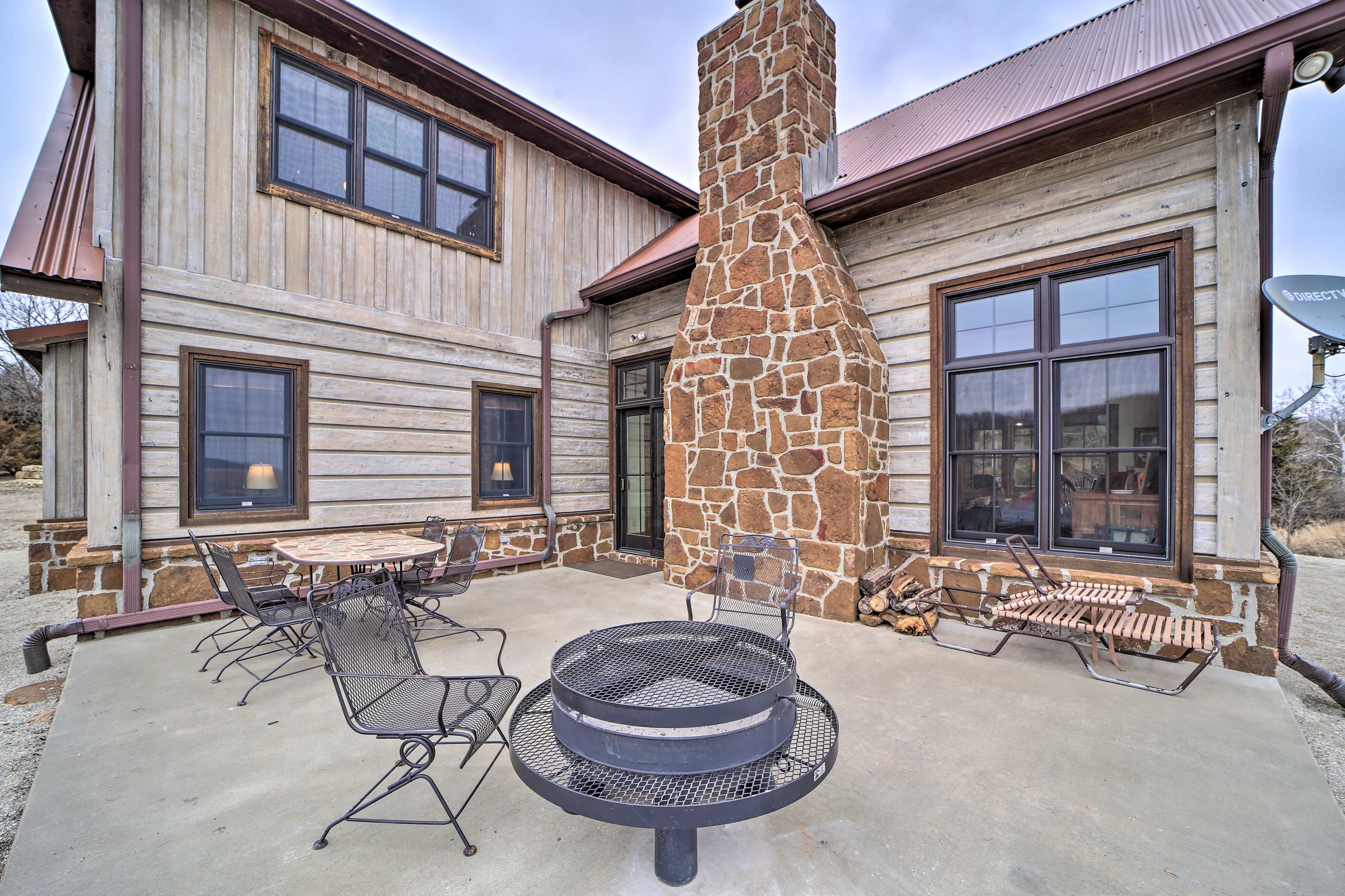Patio | Outdoor Dining | Fire Pit