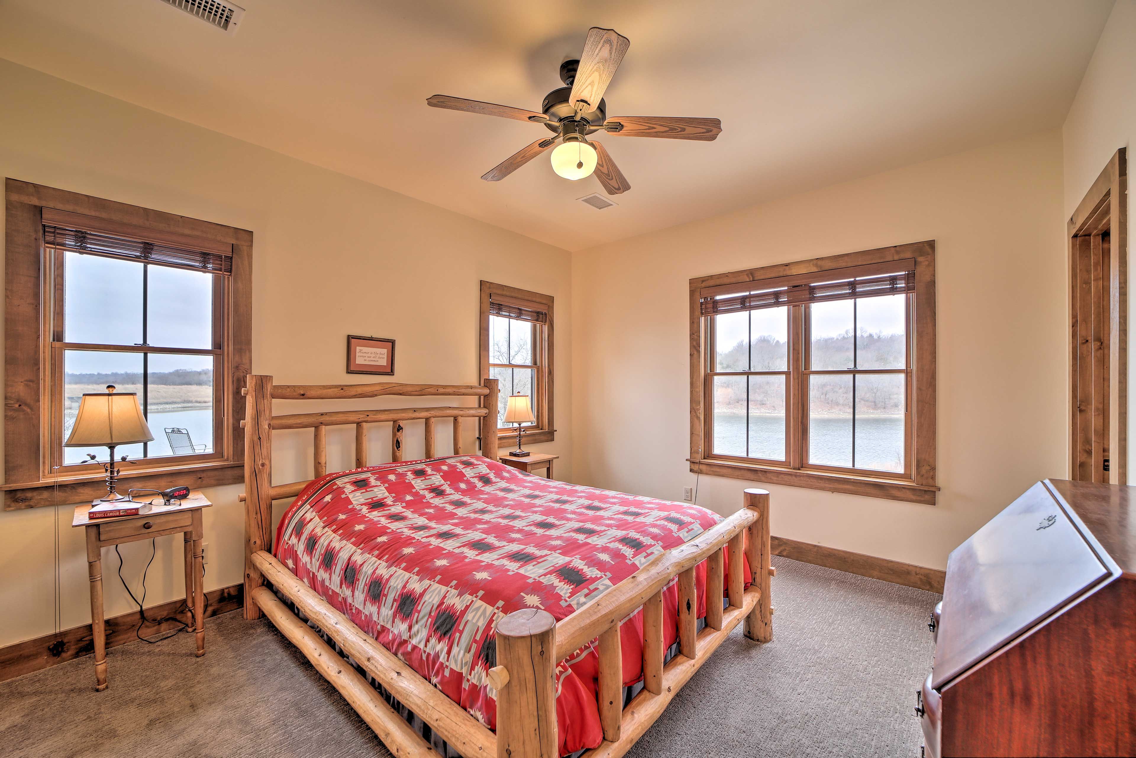 Bedroom 1 | Queen Bed