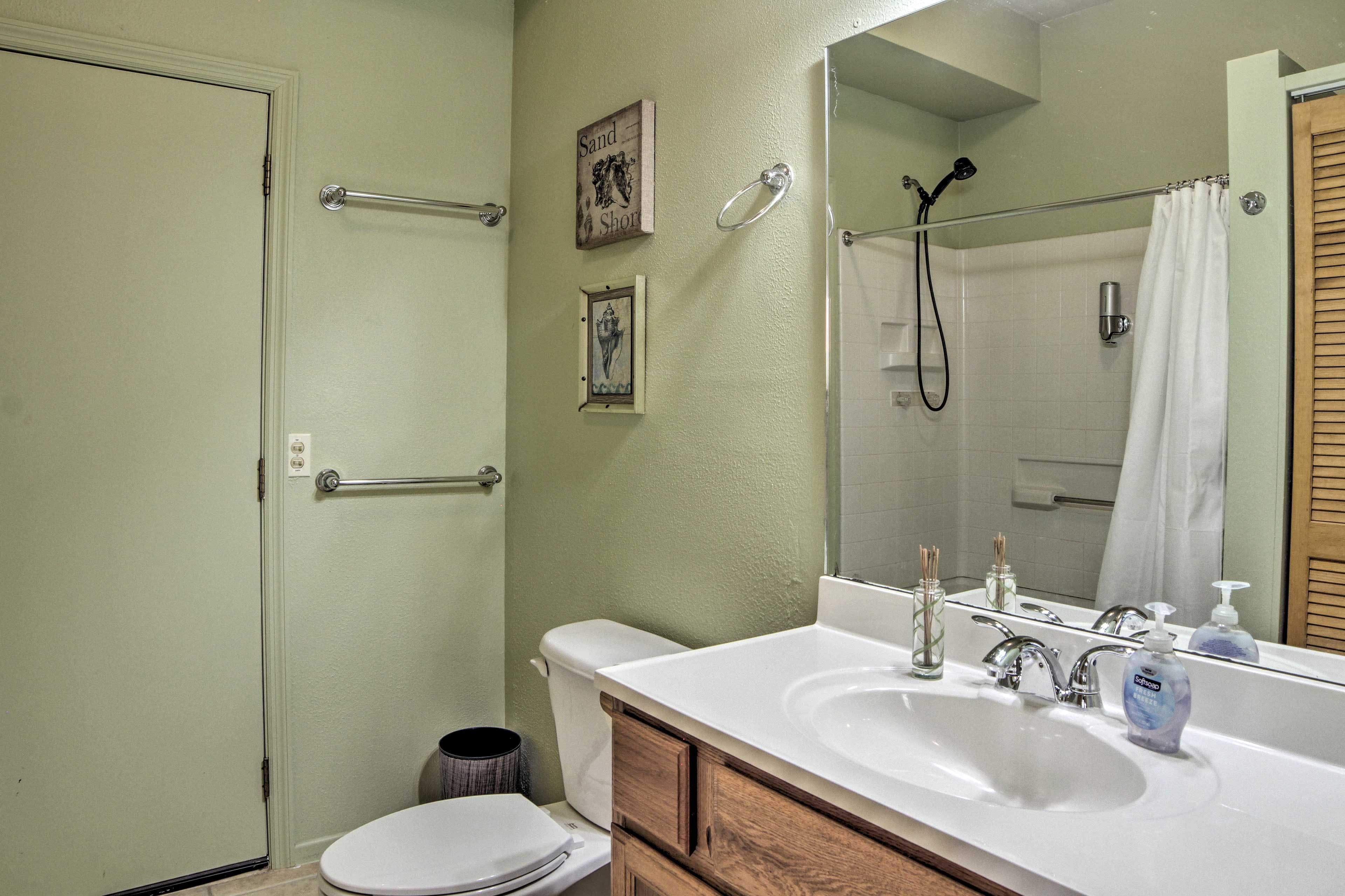 En-Suite Bathroom | Towels Provided