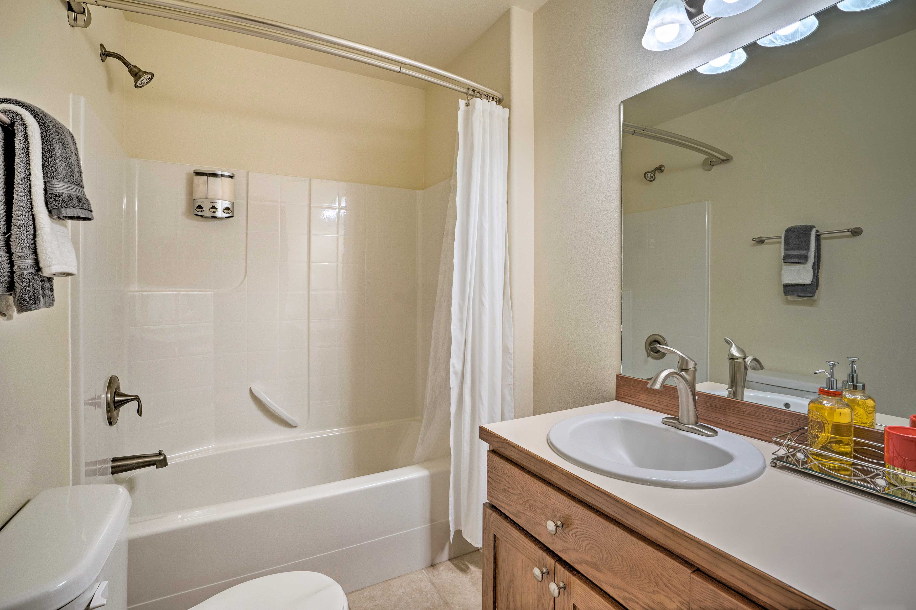 Full Bathroom | Towels Provided