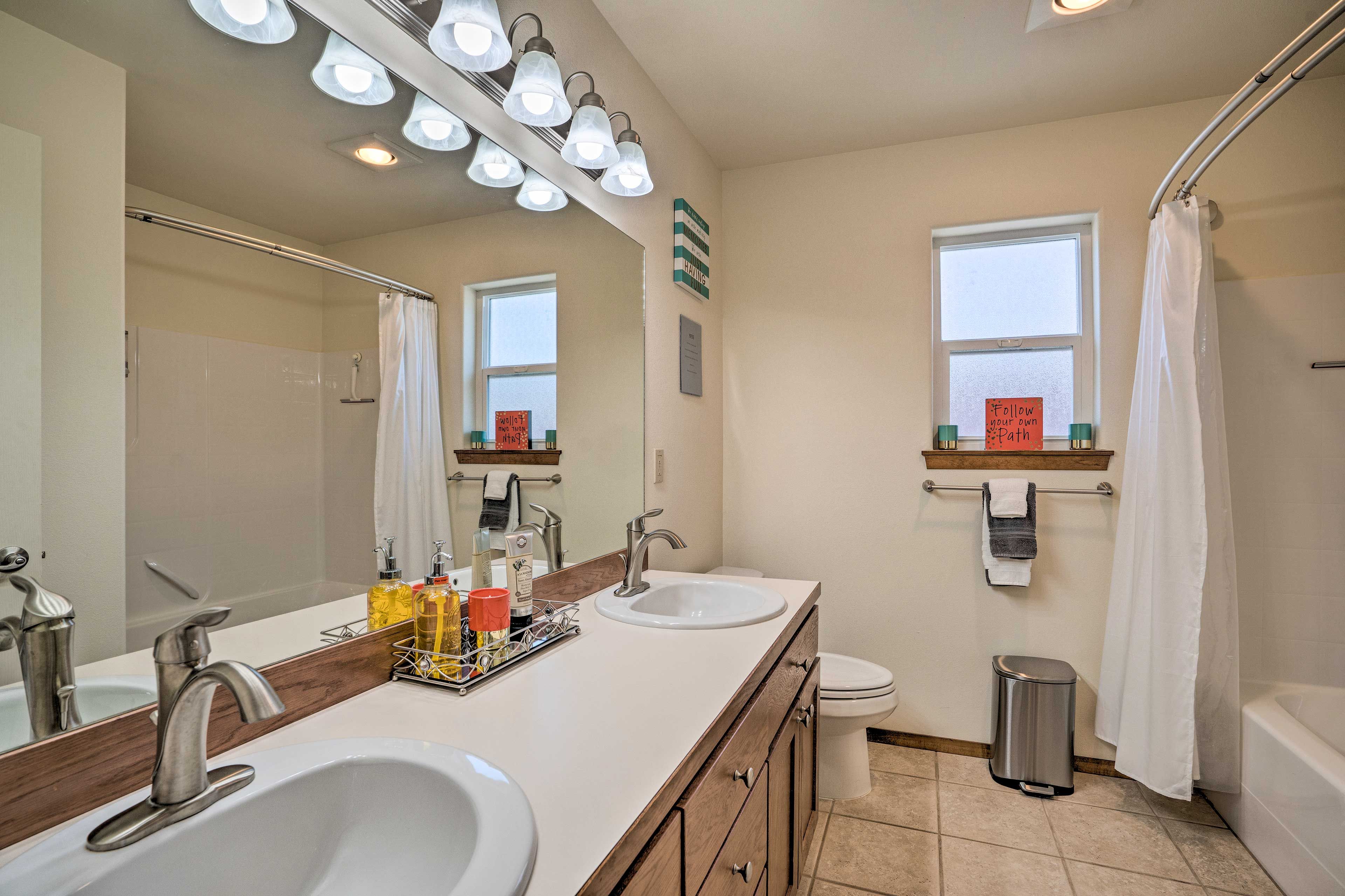 Full Bathroom | Towels Provided
