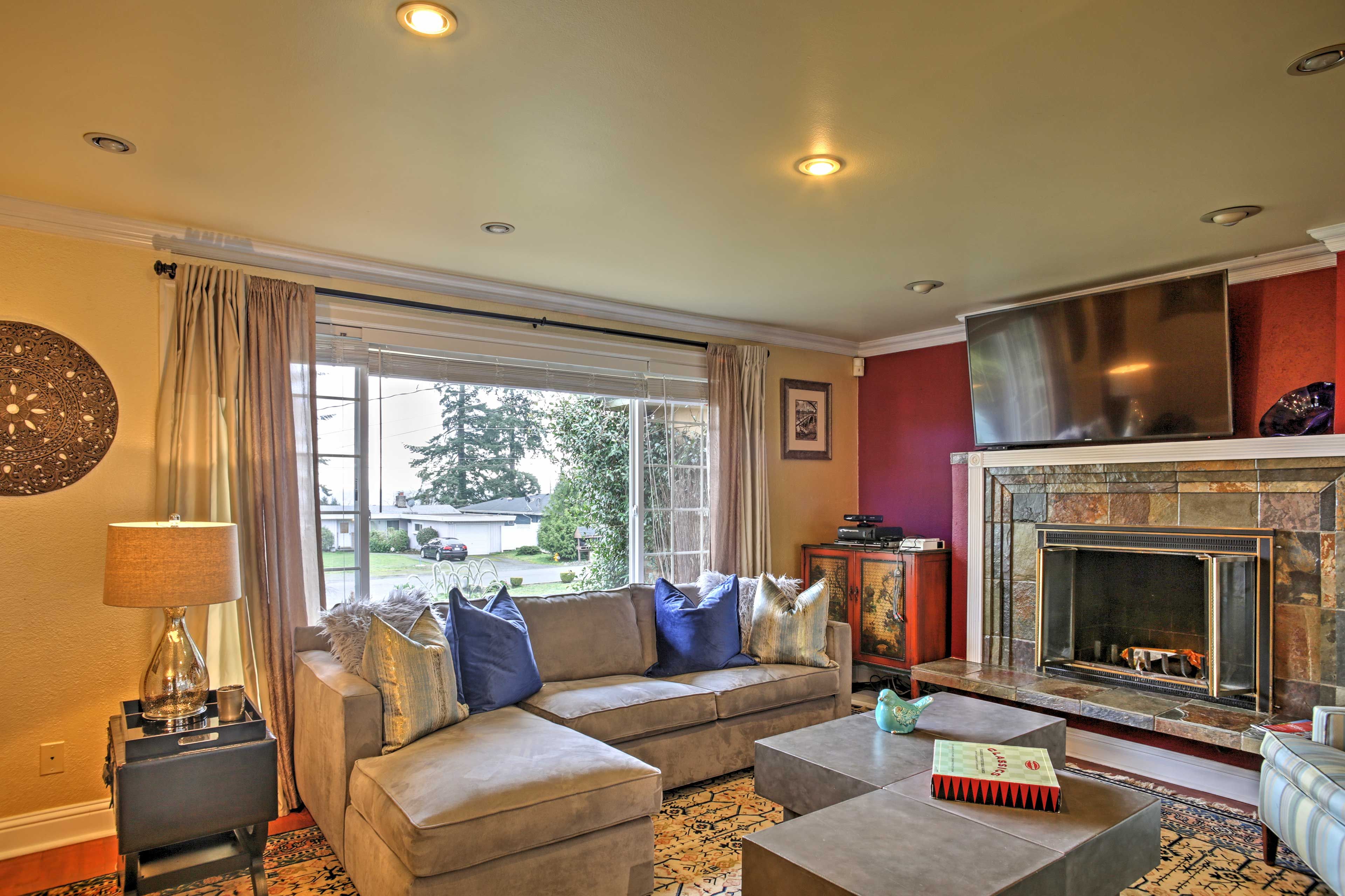 Living Room | Central A/C & Heating | Cable TV | Free WiFi