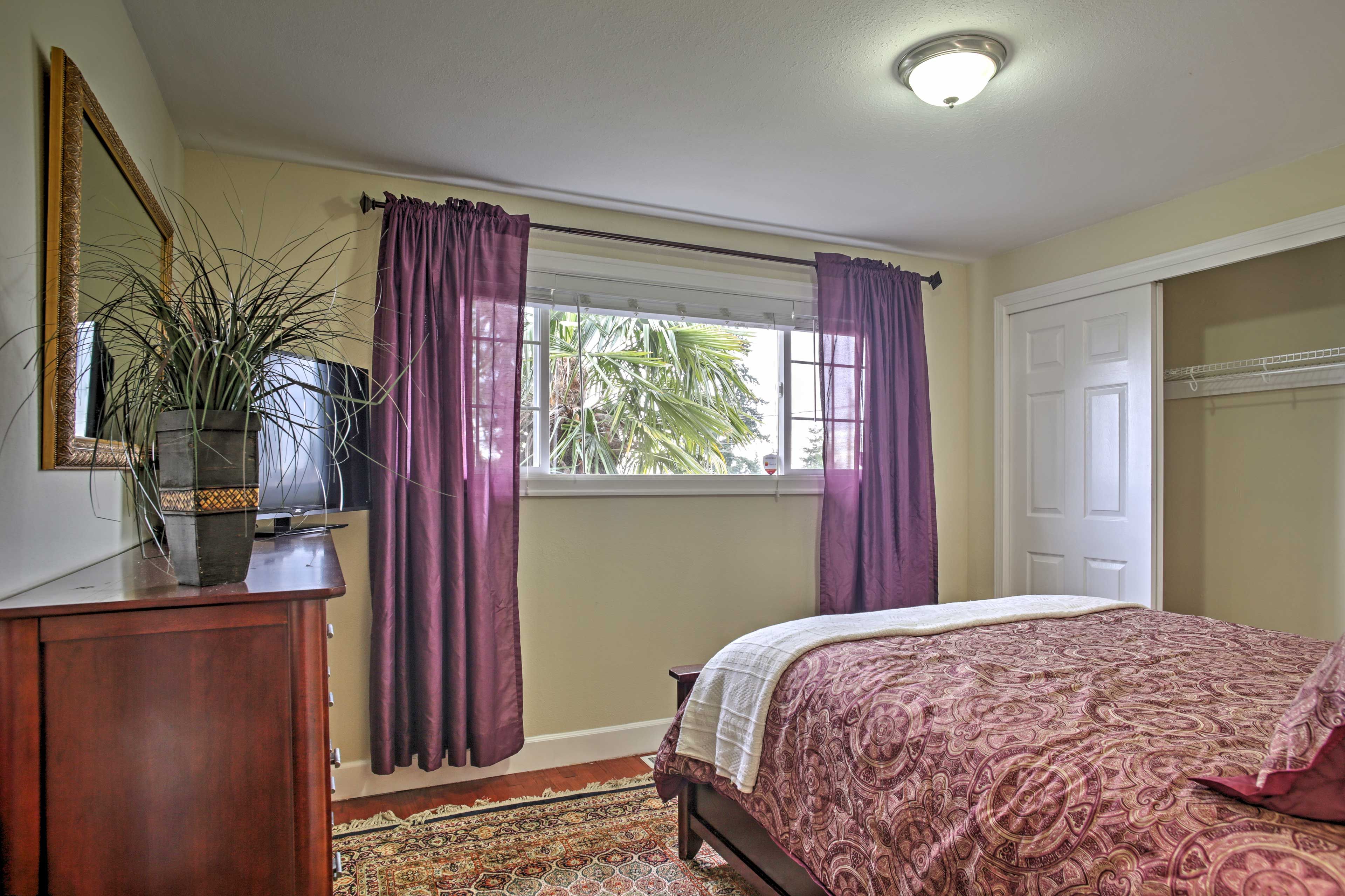 Bedroom 1 | Queen Bed