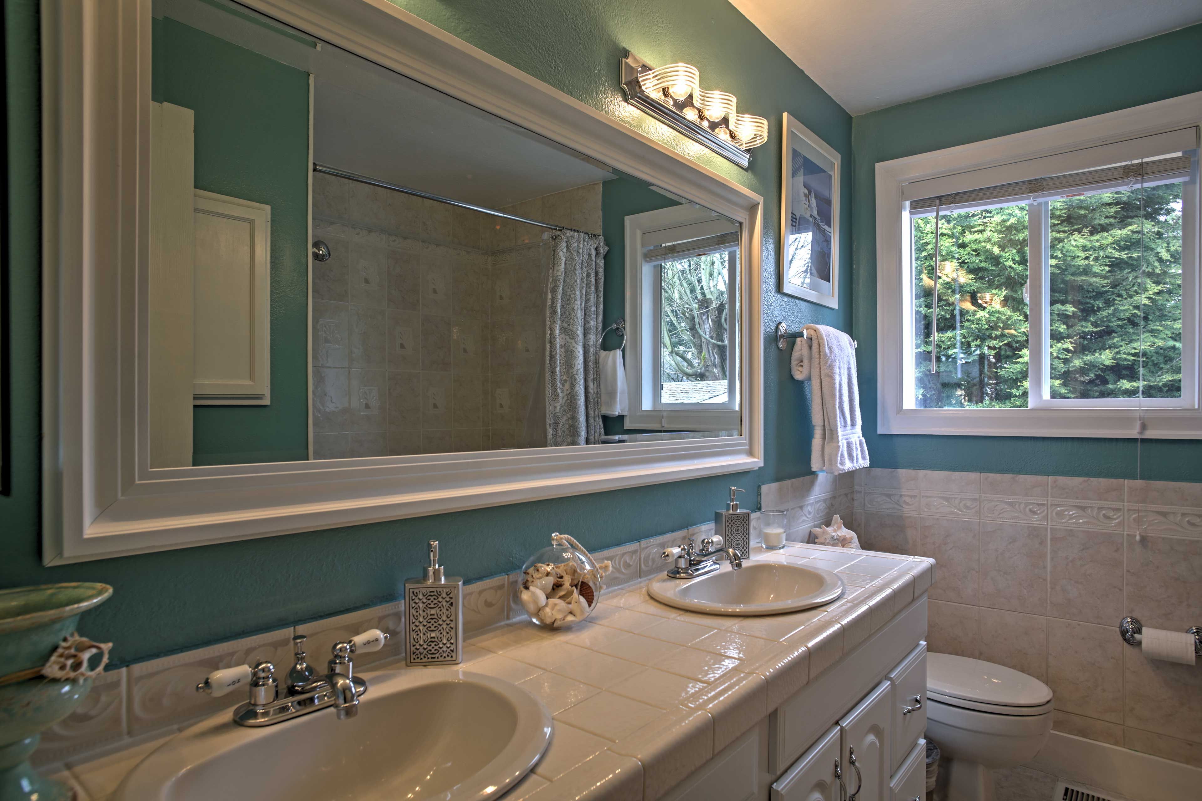 En-Suite Bathroom | Linens & Towels