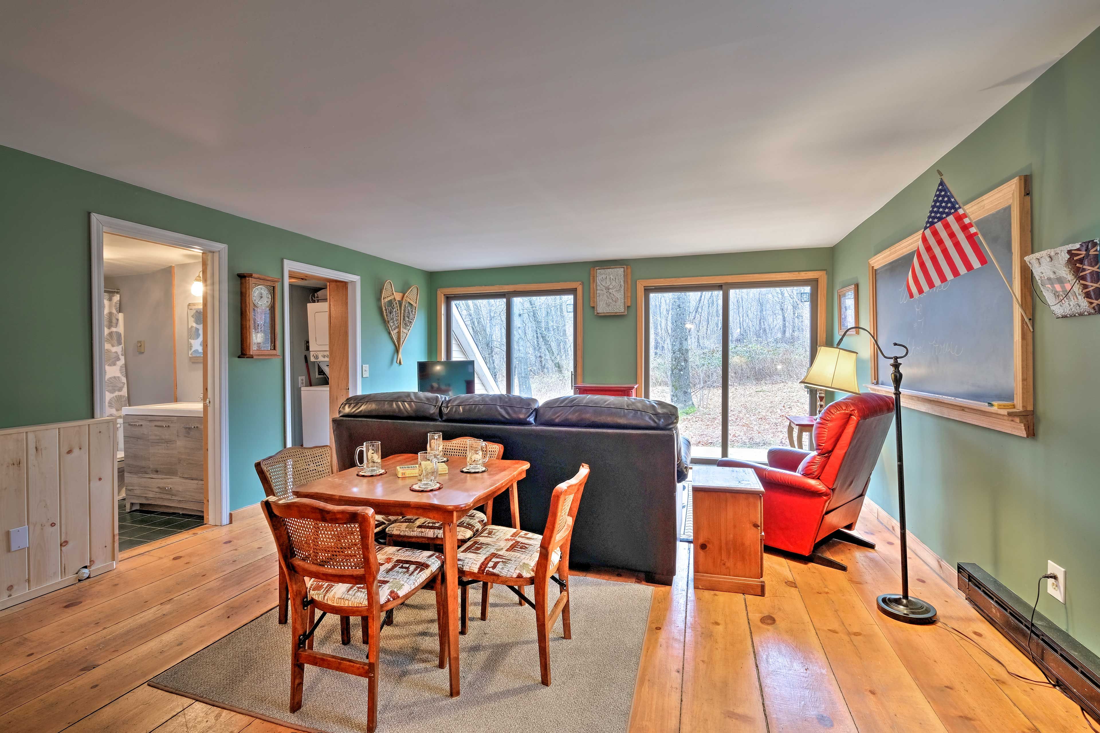 Living Area | Free WiFi | A/C | Central Heat