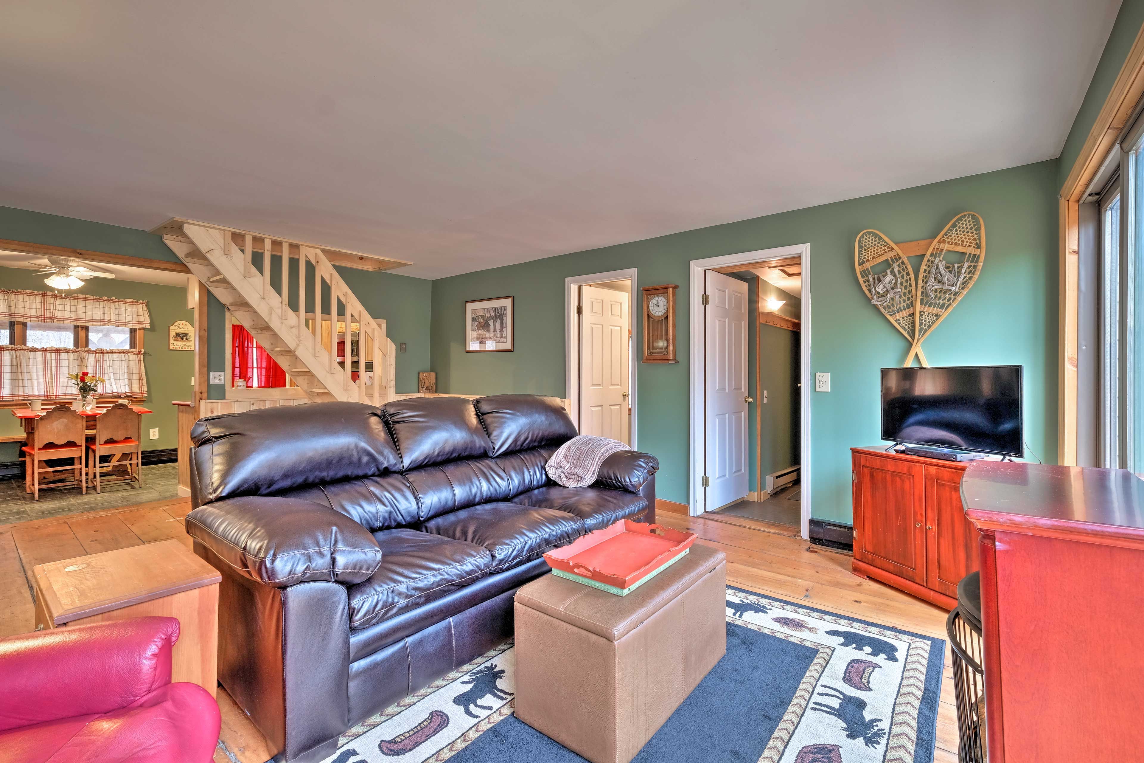 Living Room | Flat-Screen TV | Fireplace