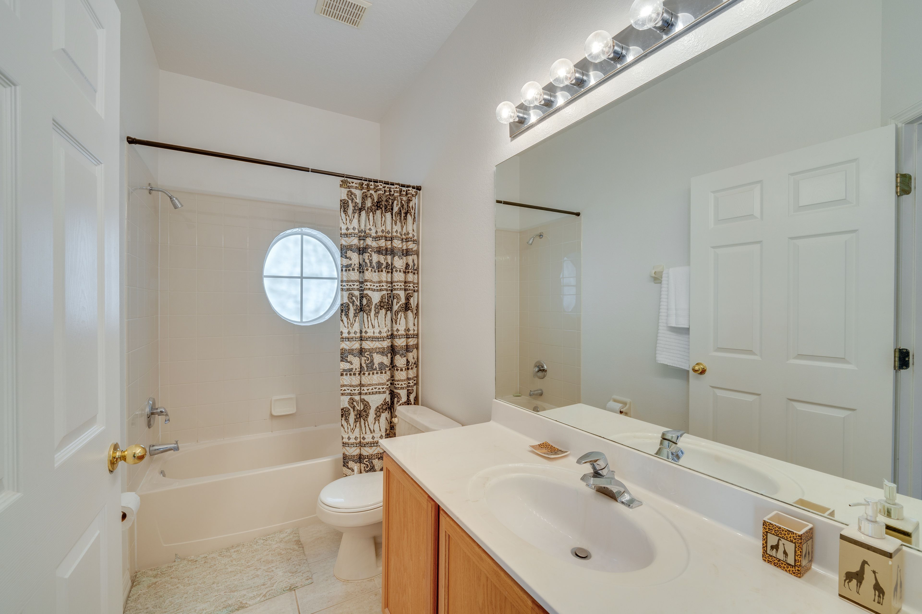 Full Bathroom | Main Level