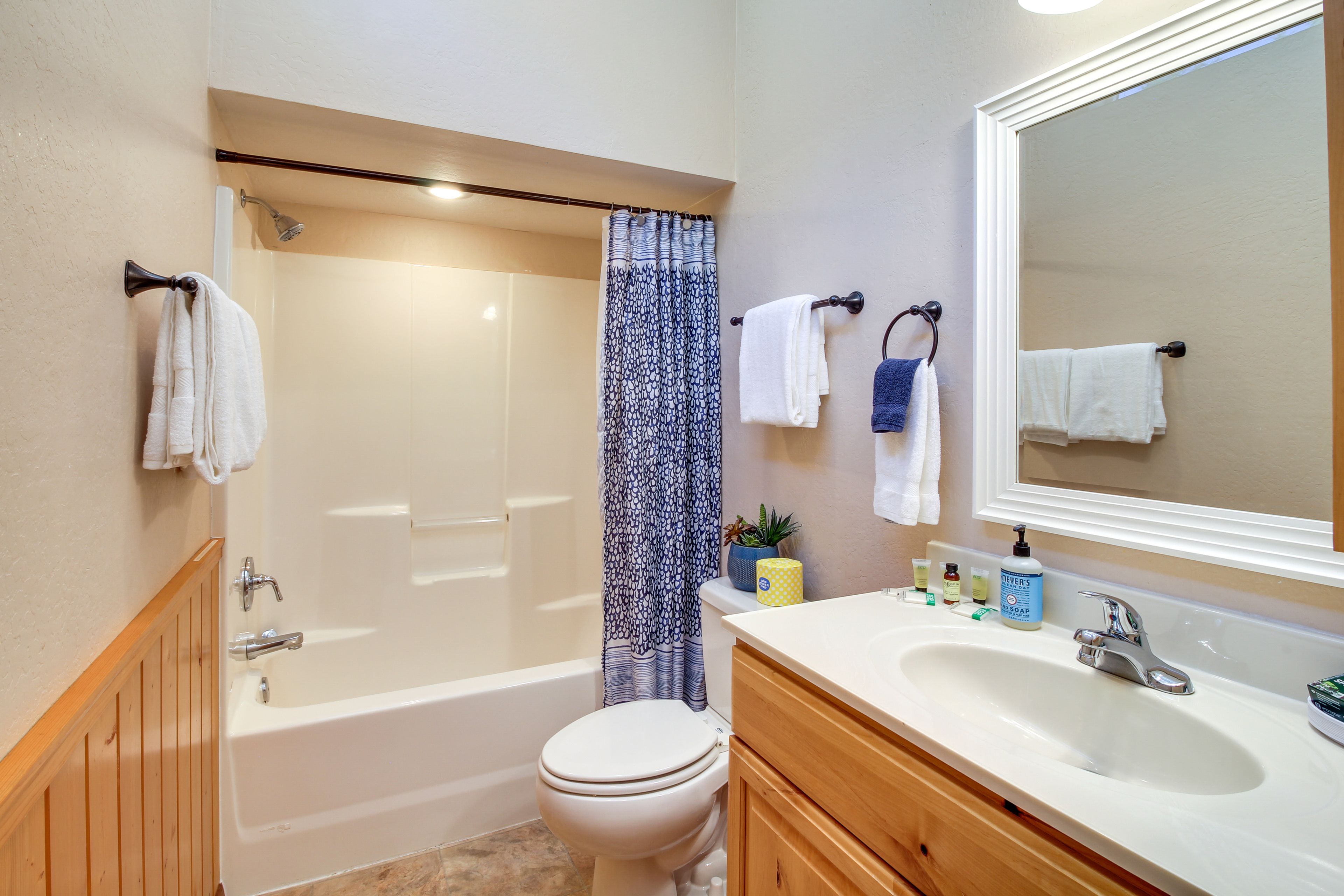 Full Bathroom | Towels Provided