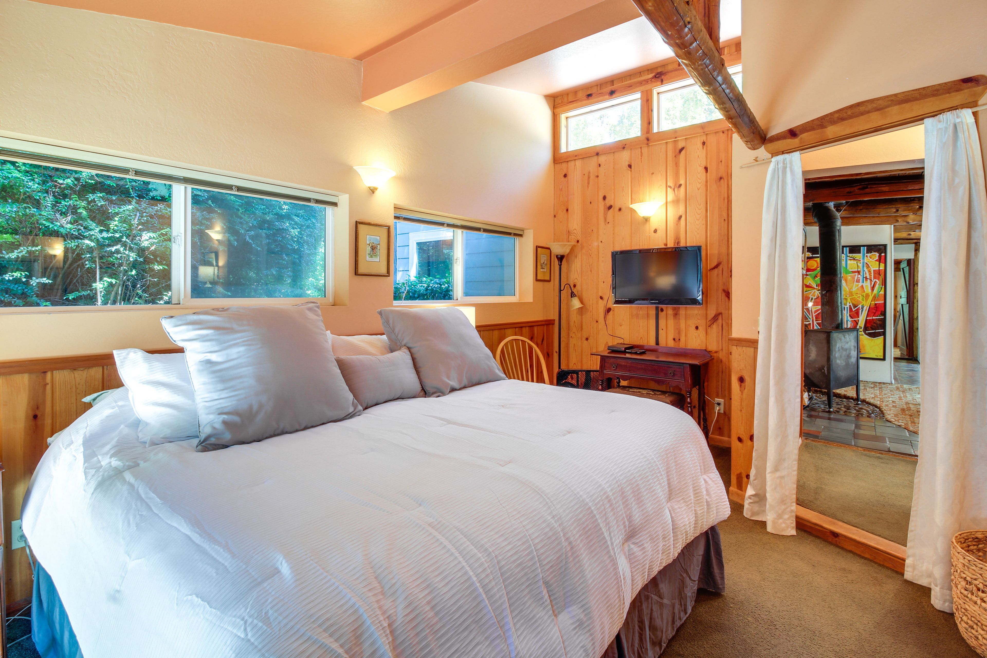Bedroom 1 | King Bed | Linens Provided