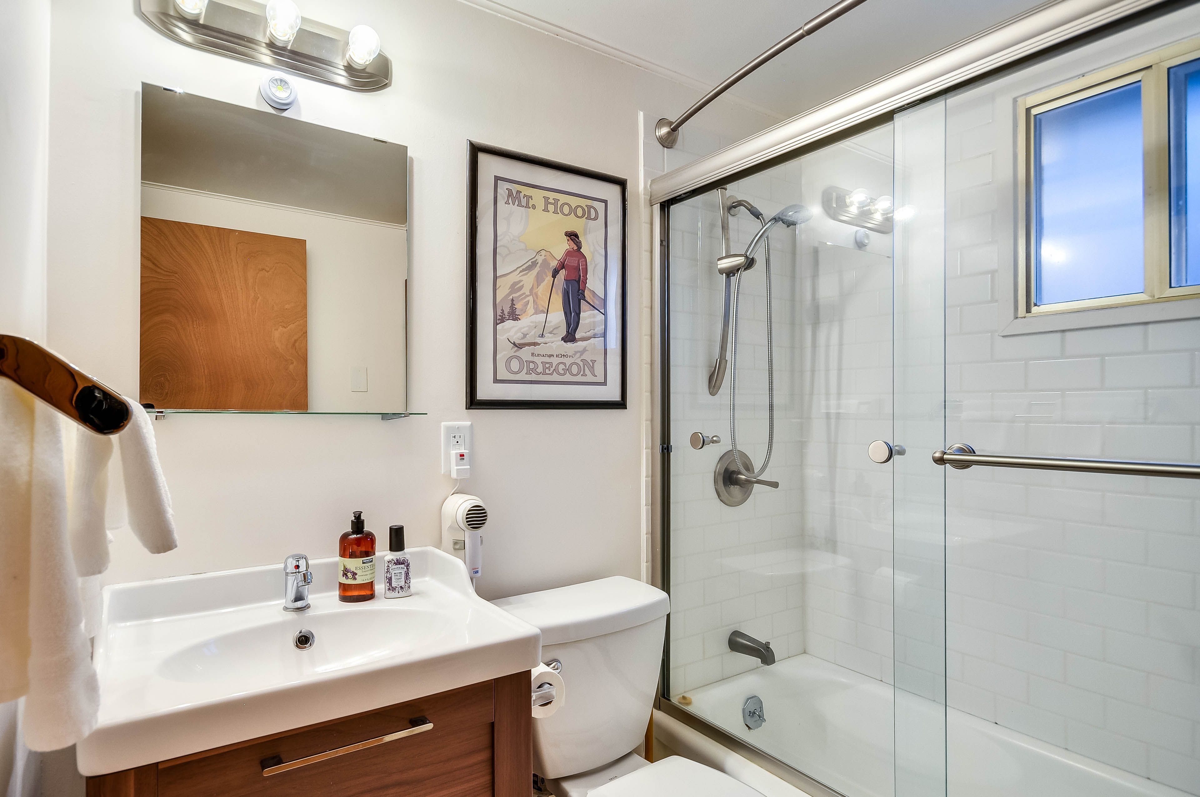 Full Bathroom | Towels Provided