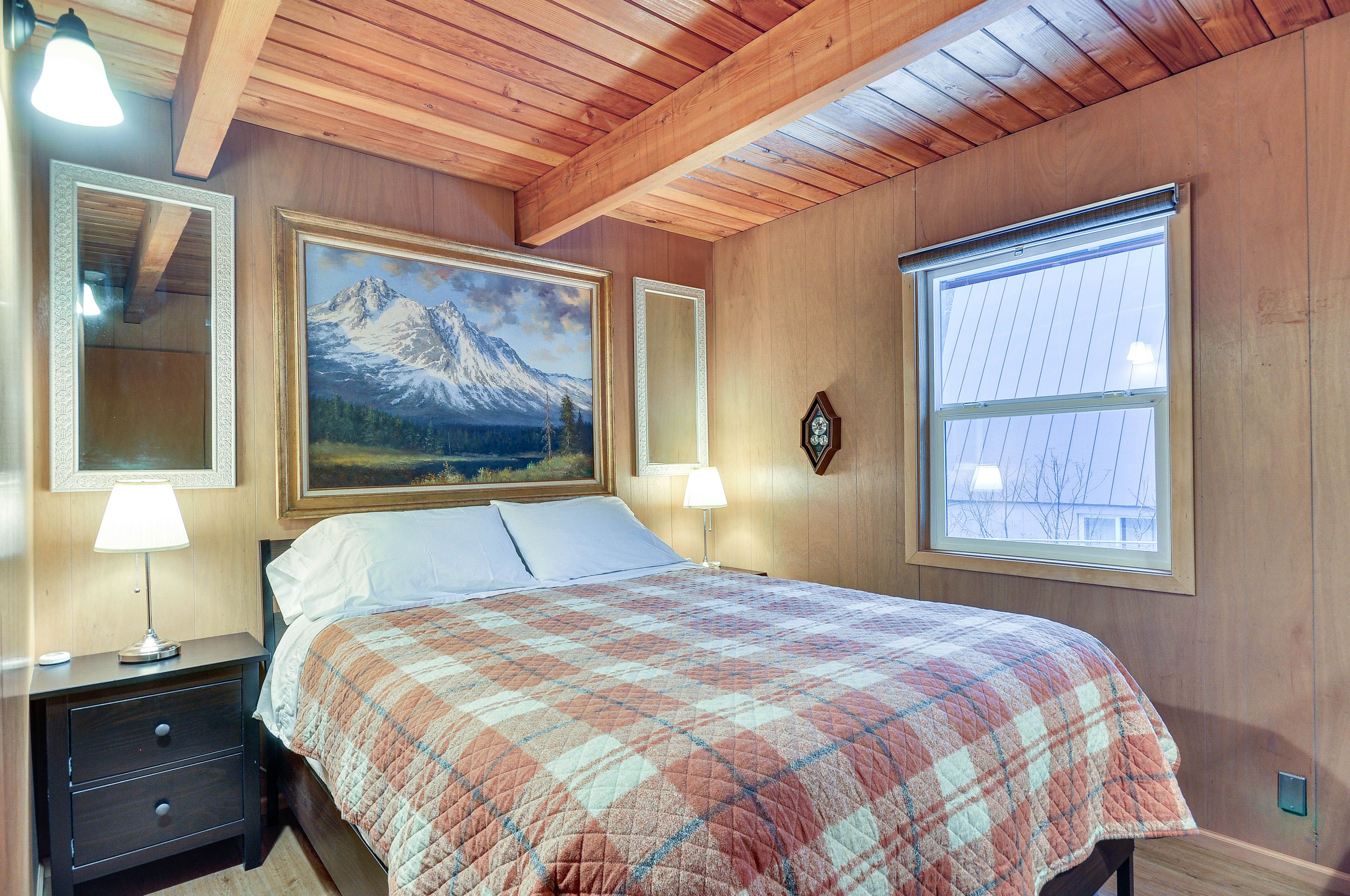 Bedroom 2 | Queen Bed | 1st Floor