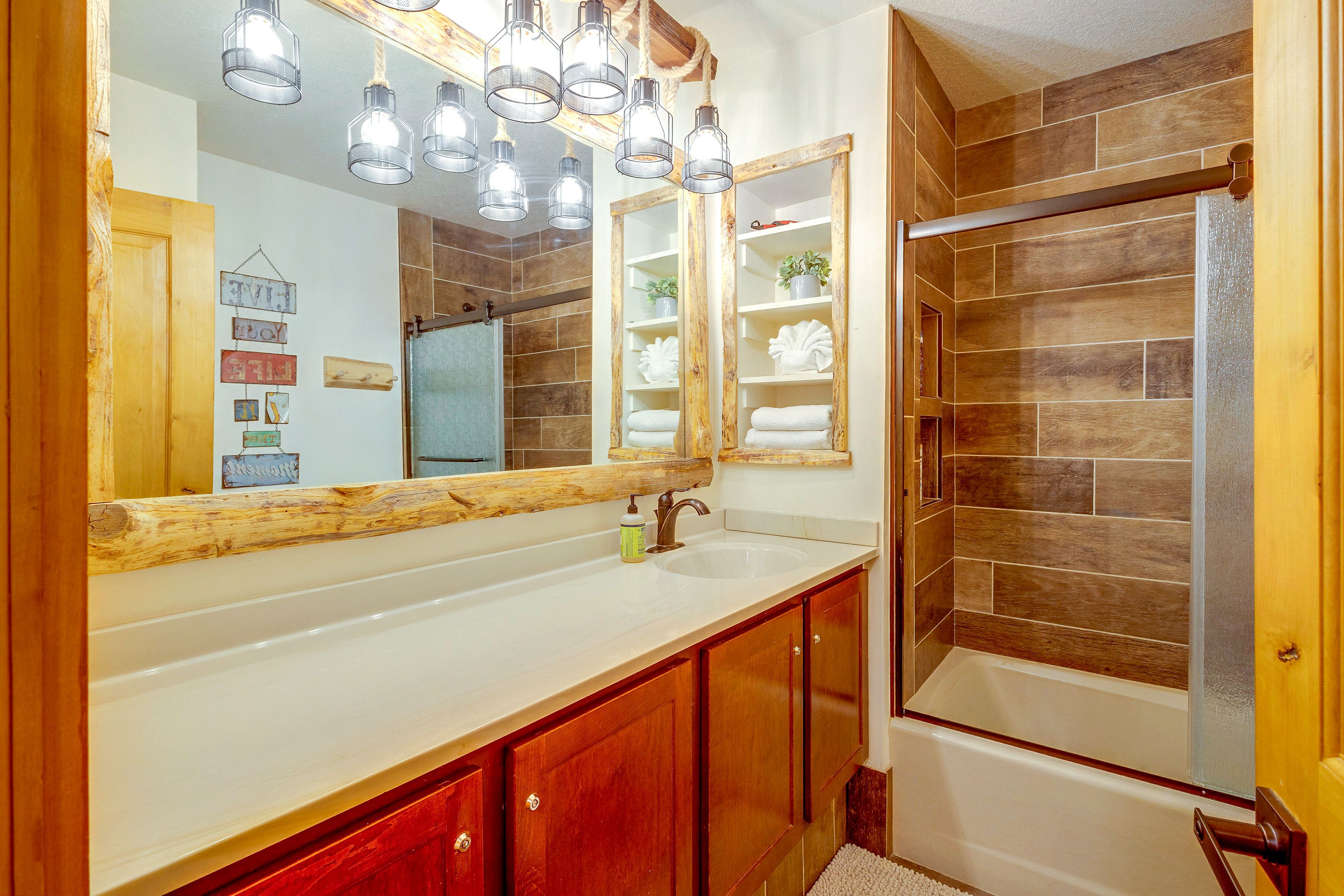 Full Bathroom | 1st Floor