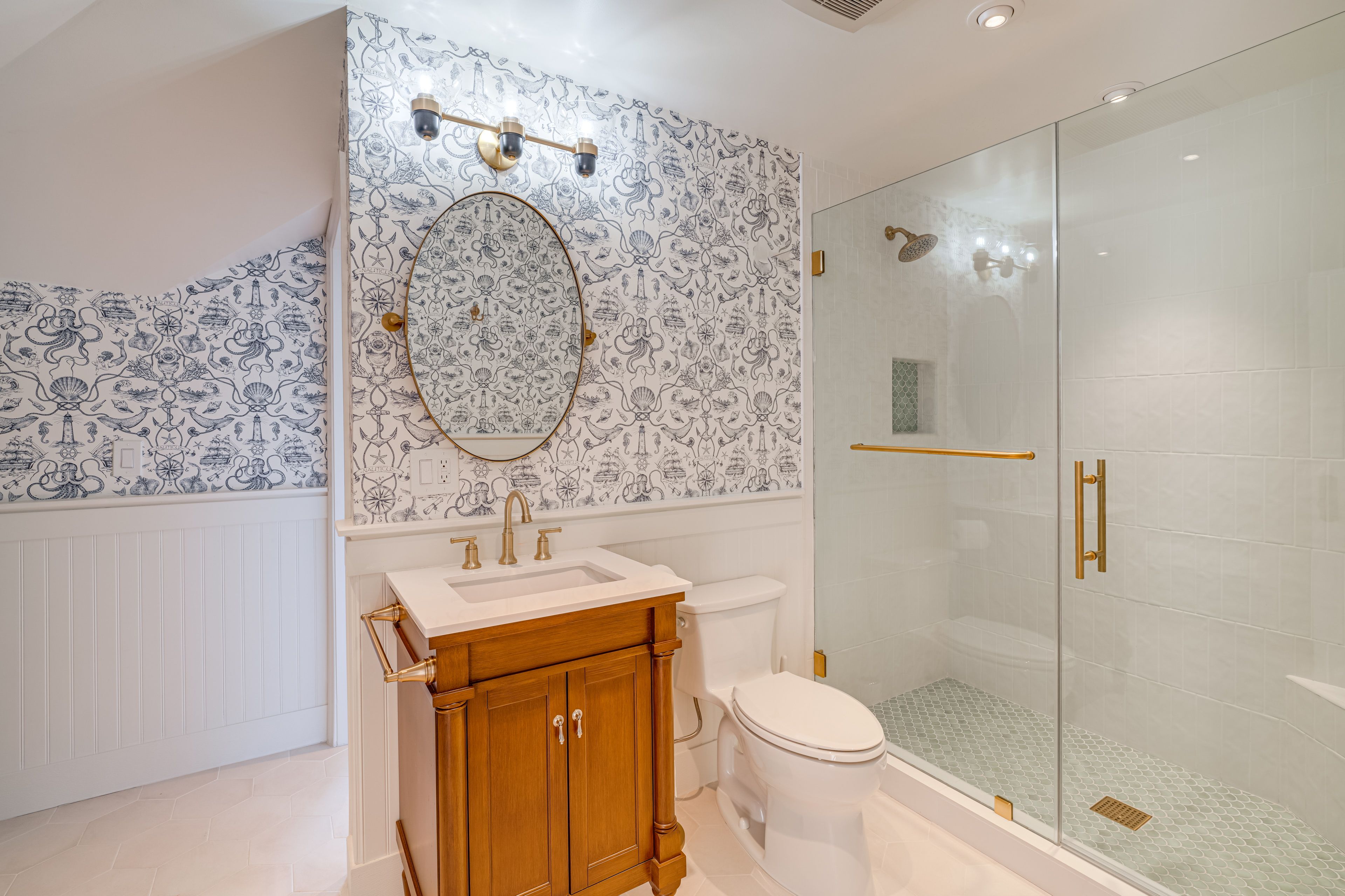 Full Bathroom | Towels Provided