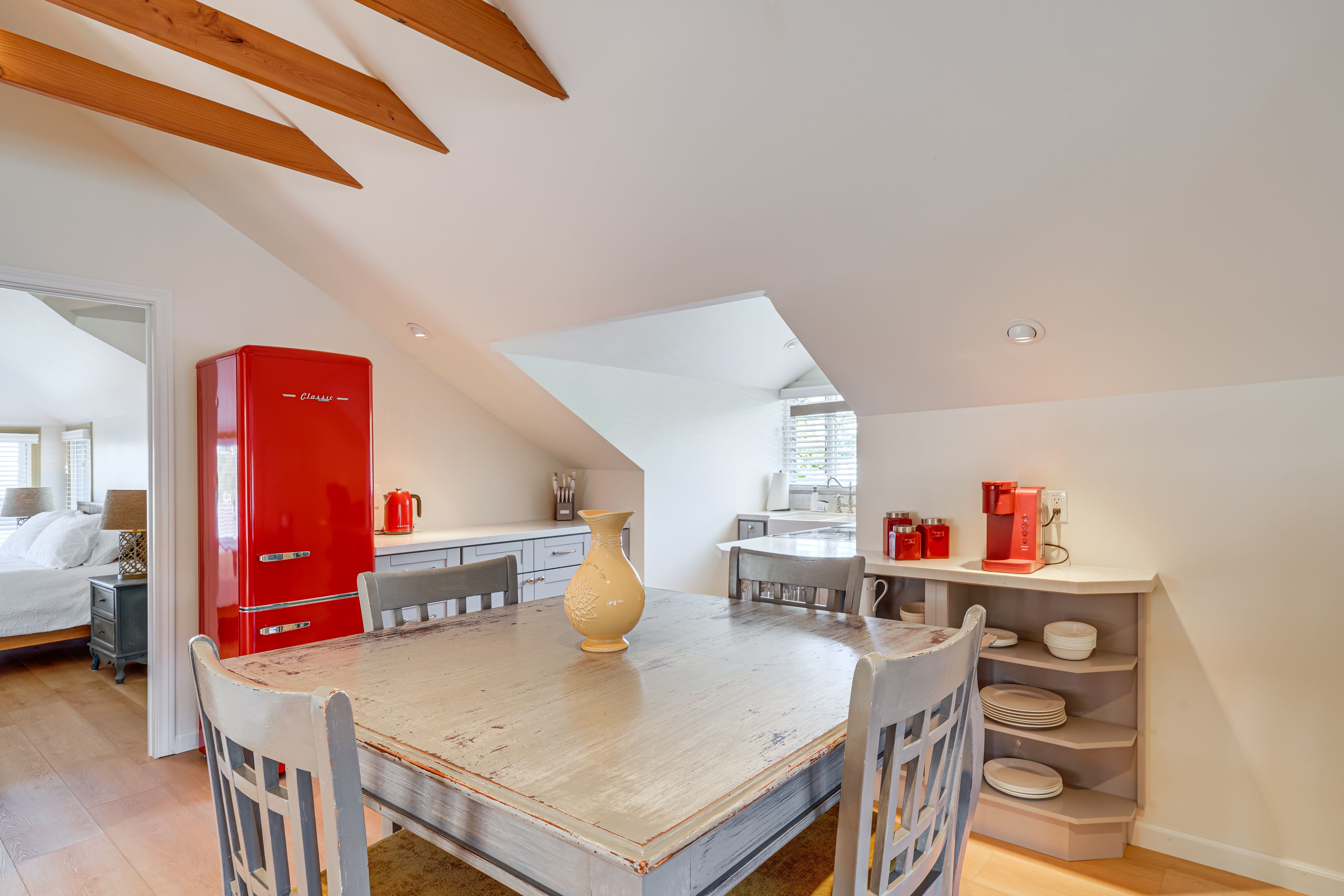 Dining Area | Dishware & Flatware Provided