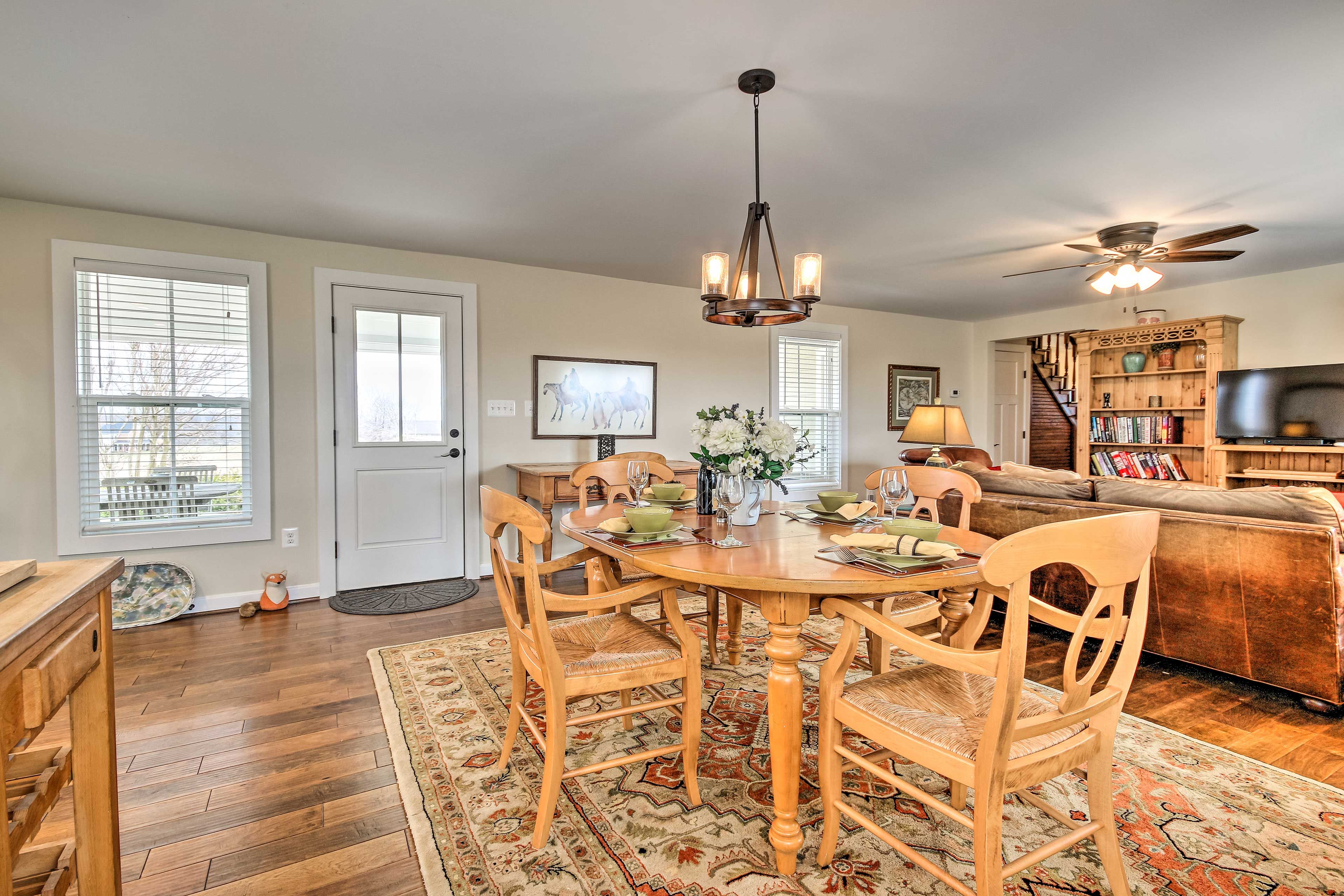 Dining Area | Dishware & Flatware Provided