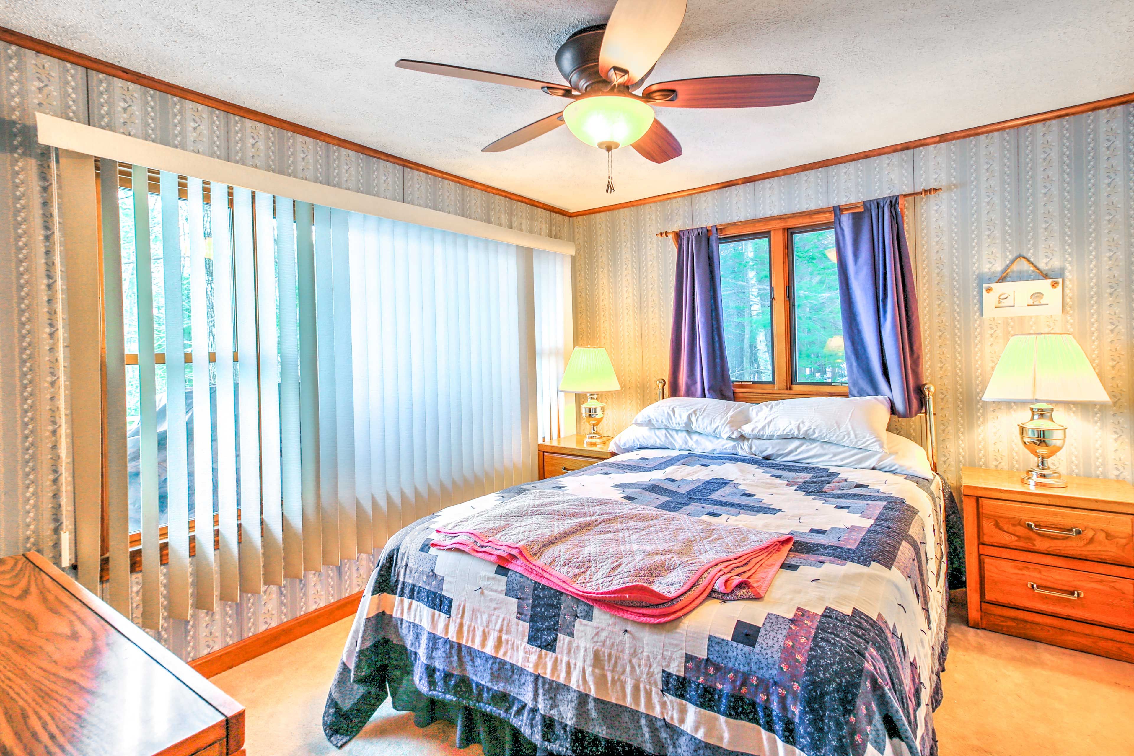 Bedroom 1 | Queen Bed