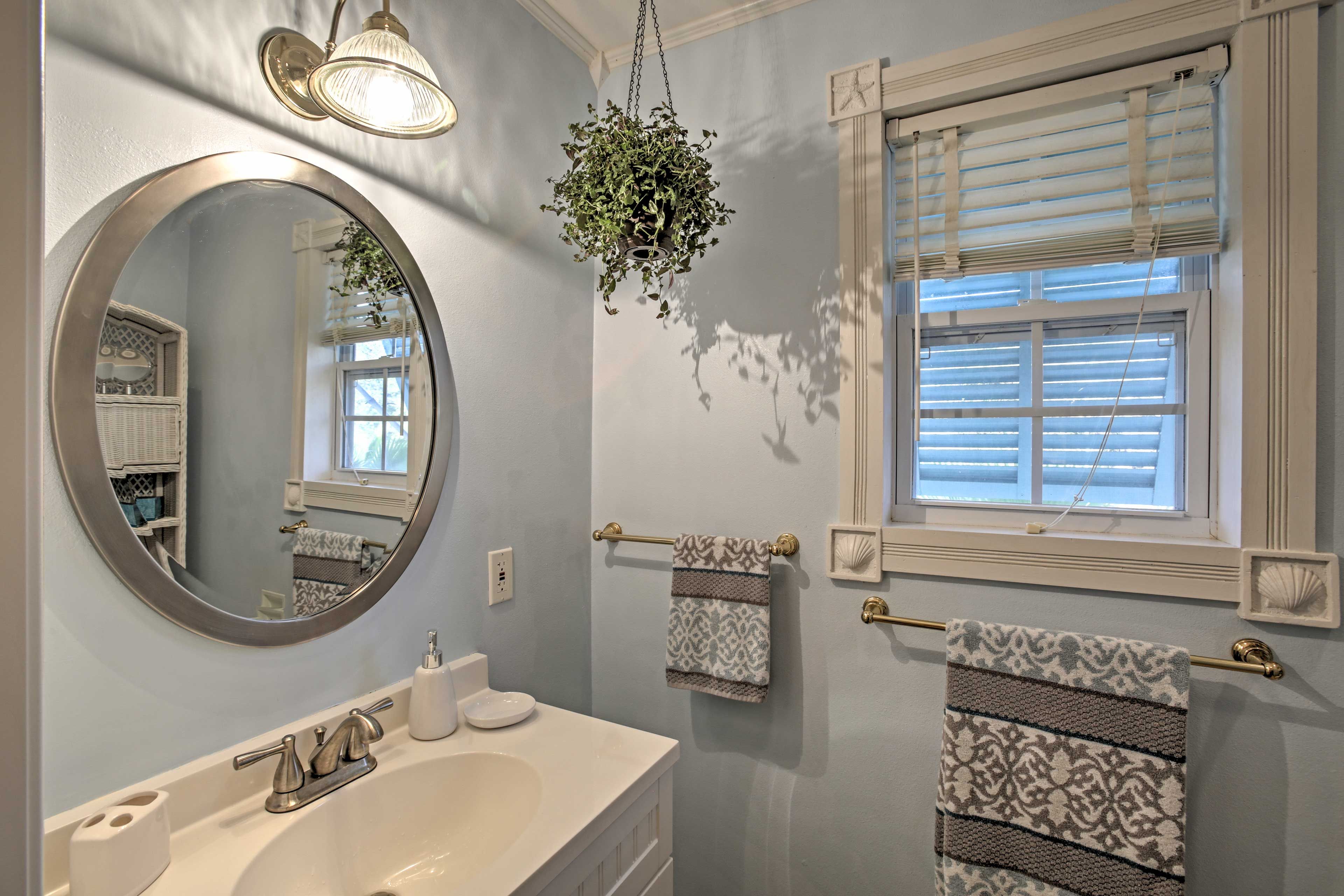 Full Bathroom | Towels Provided