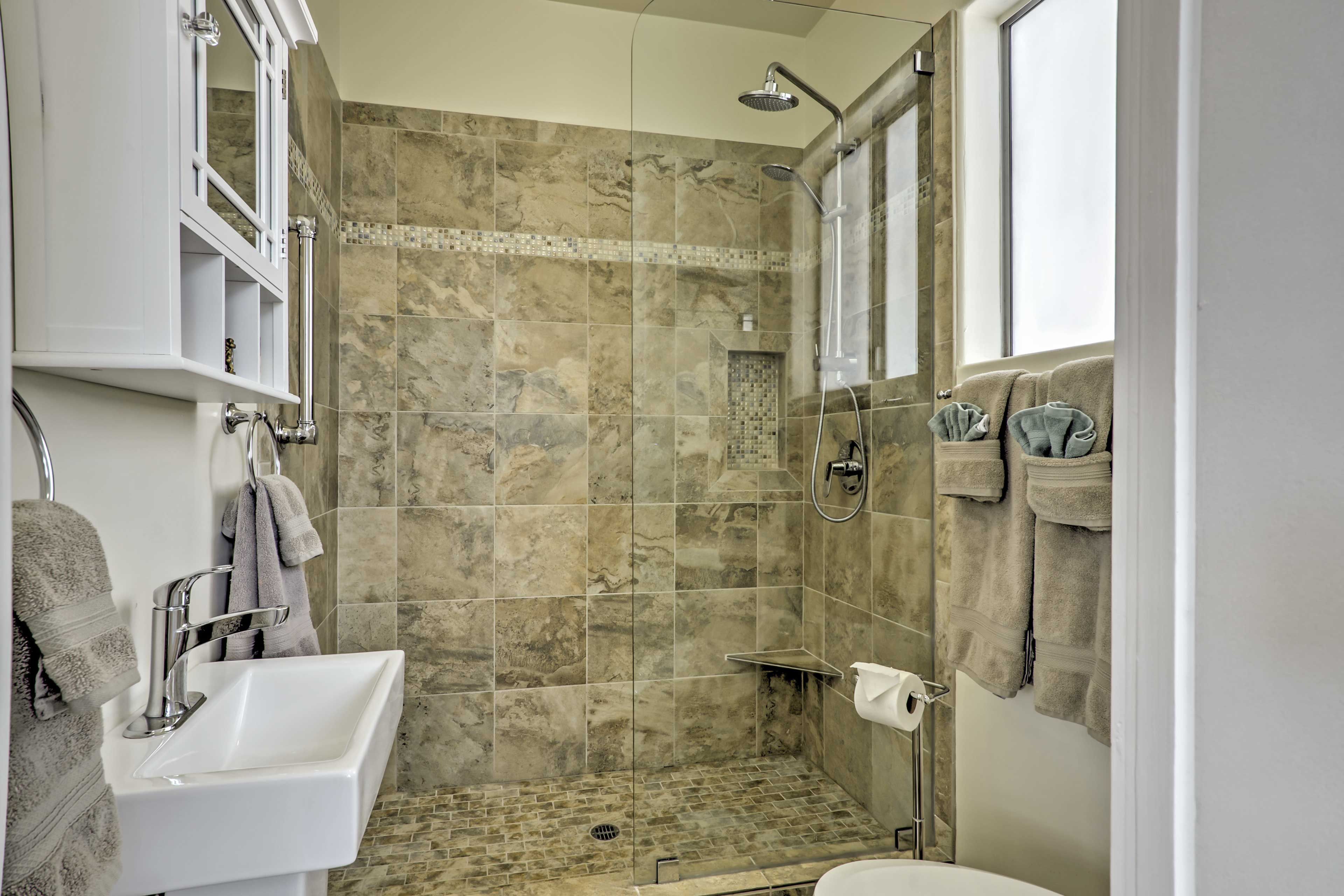 Full Bathroom | Towels Provided