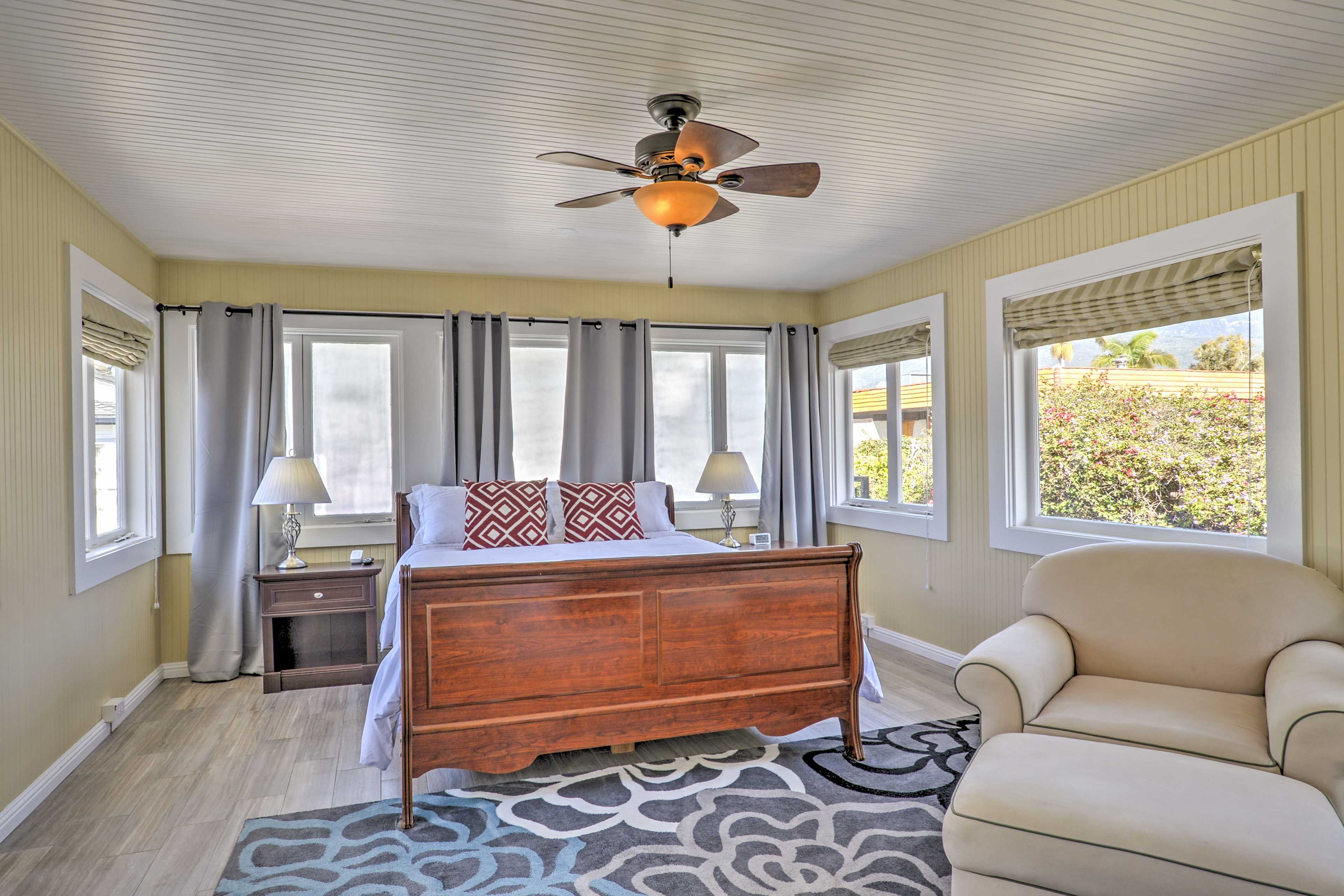 Bedroom 1 | Queen Bed