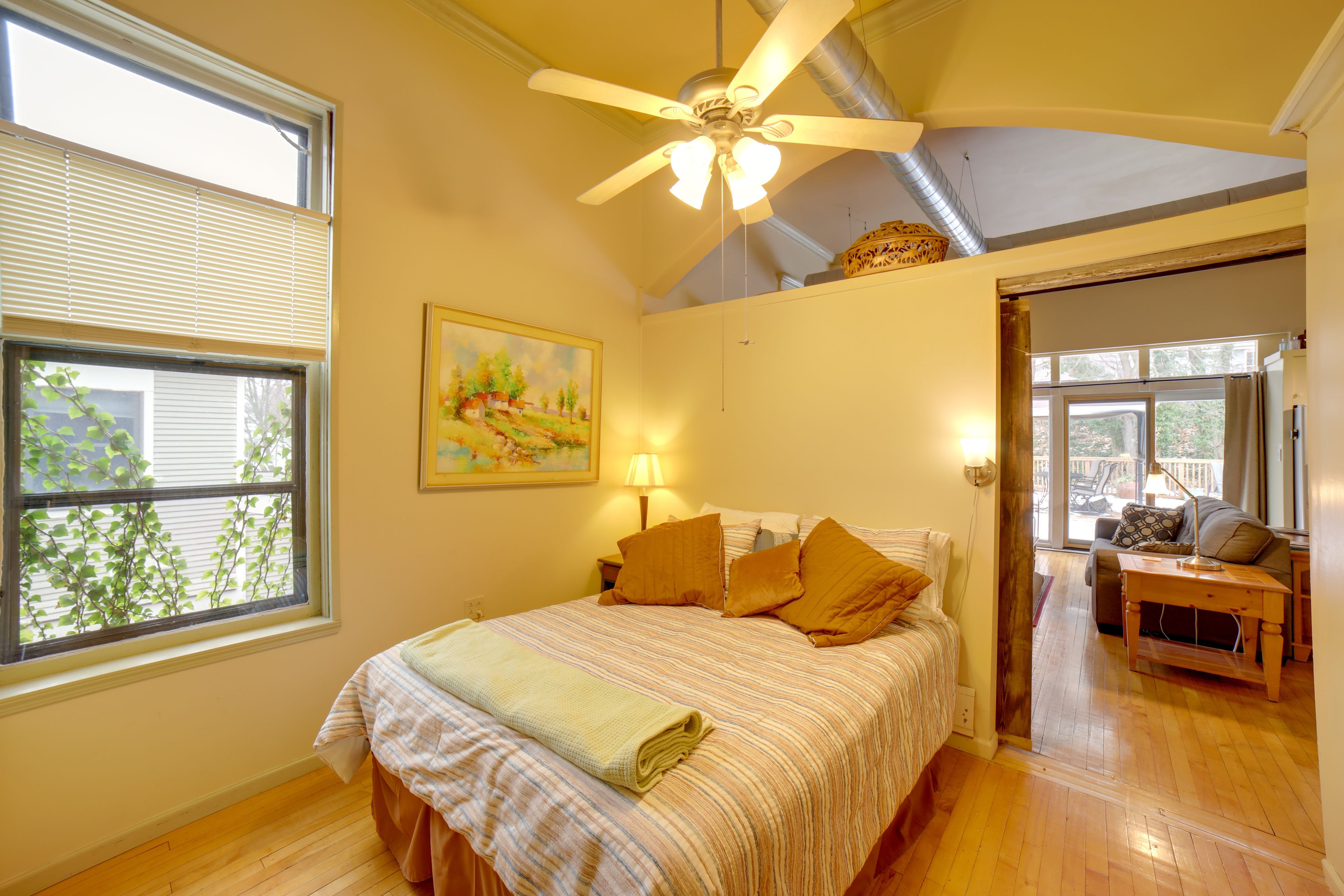 Bedroom | Queen Bed