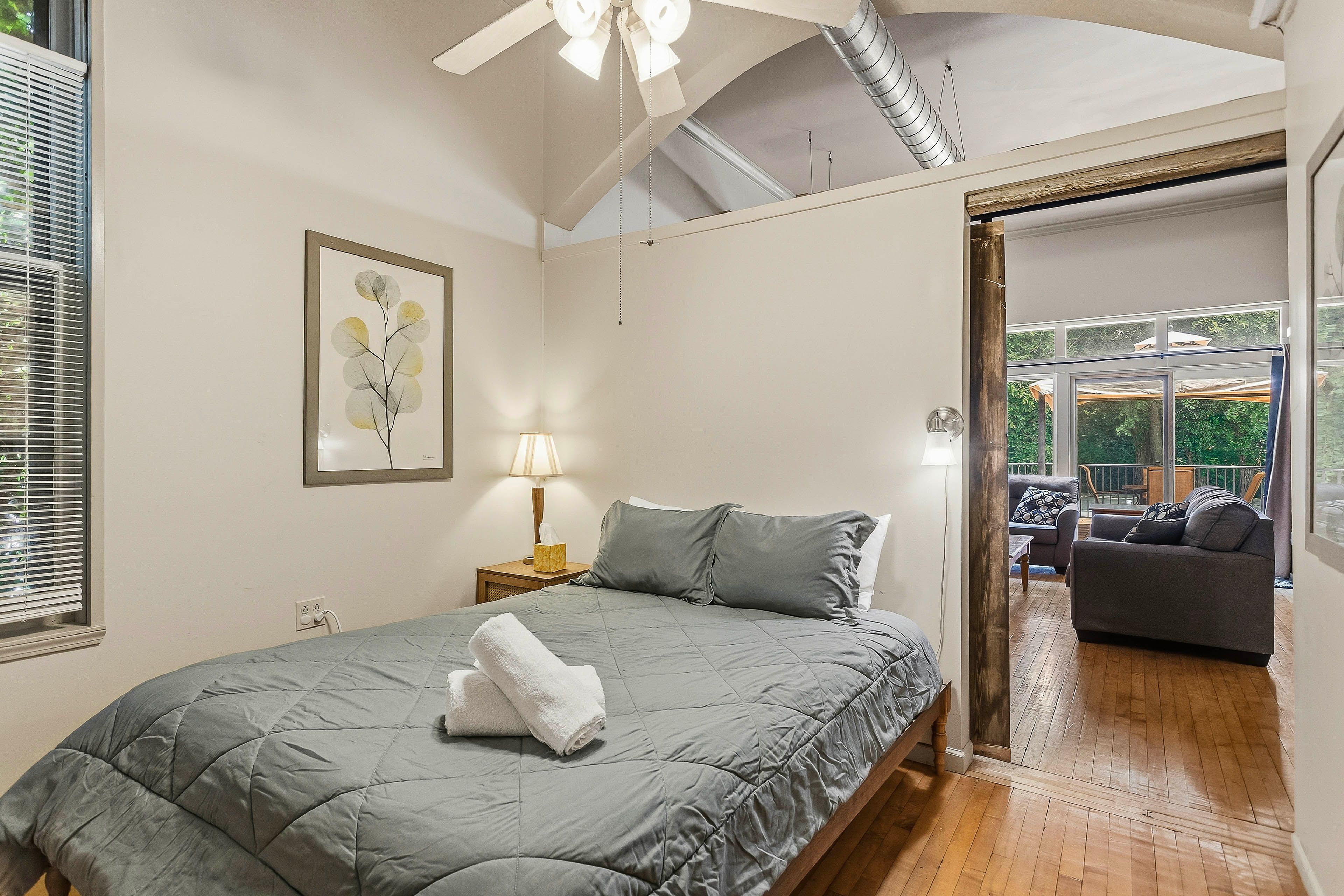 Bedroom | Queen Bed