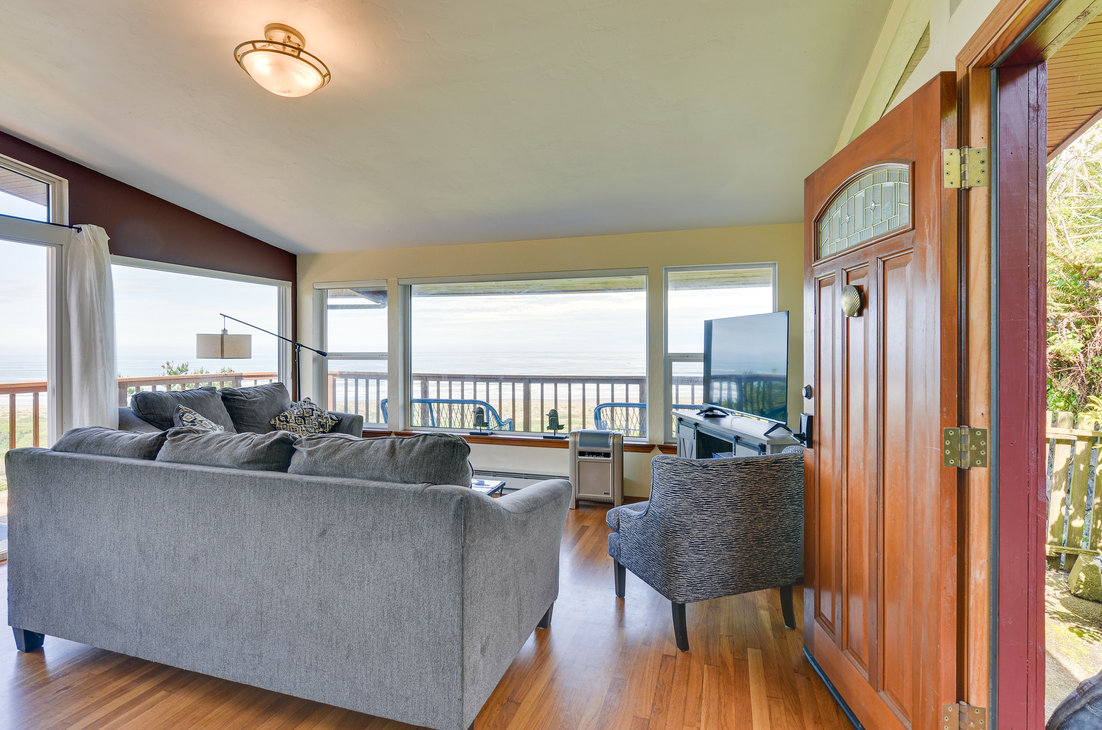 Living Room | Free WiFi | Smart TV w/ Hulu & Netflix | Electric Heating
