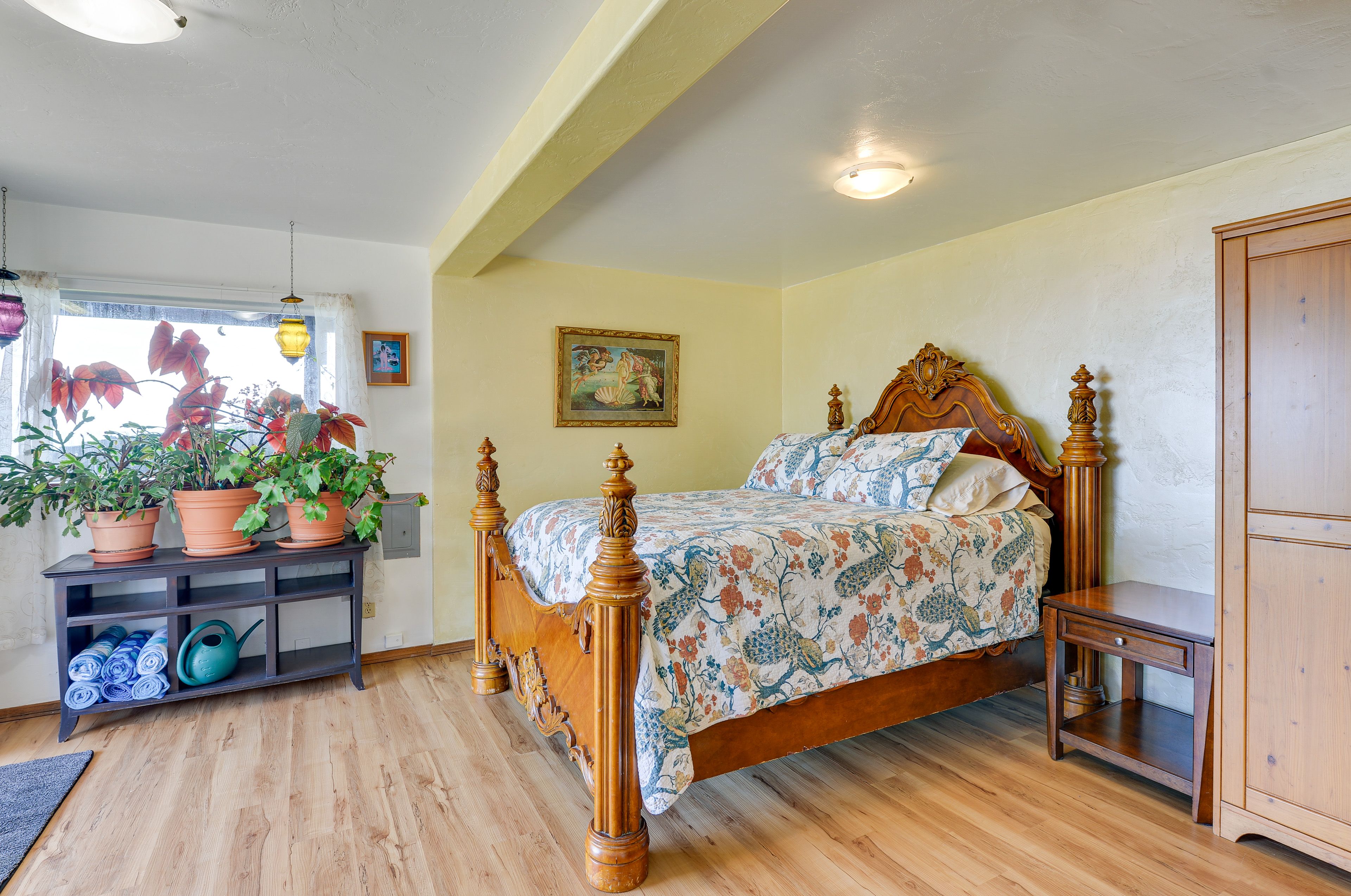 Bedroom 1 | Queen Bed | En-Suite Bathroom
