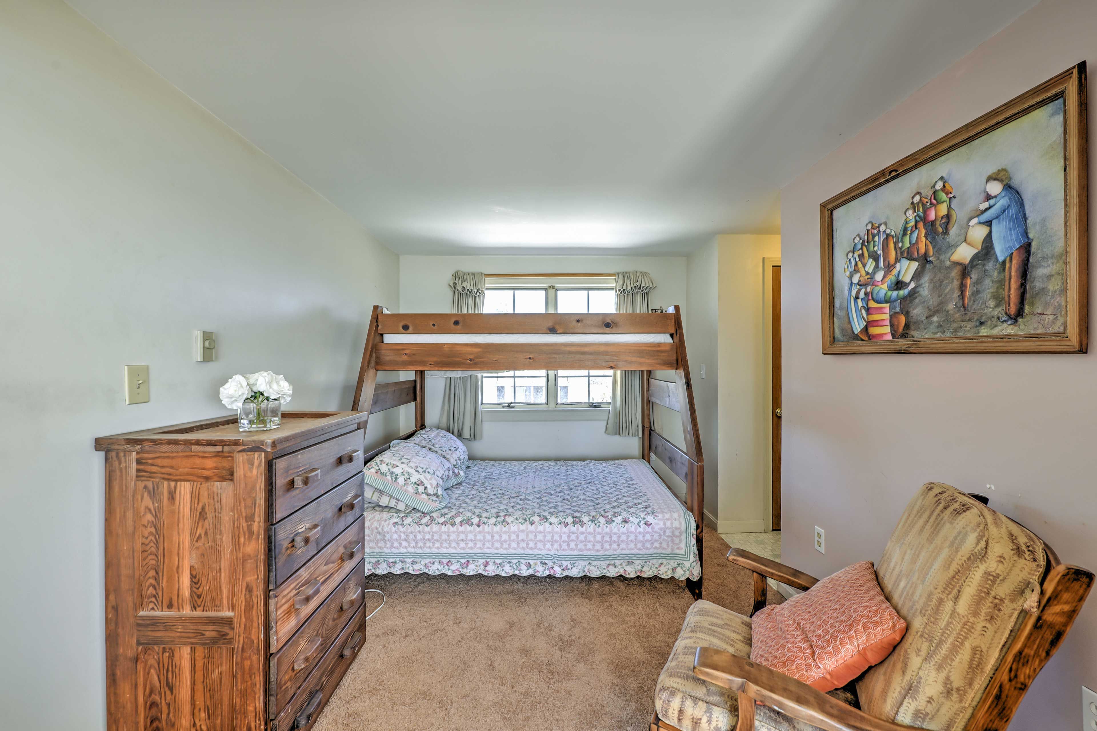 Bedroom 2 | Twin/Full Bunk Bed