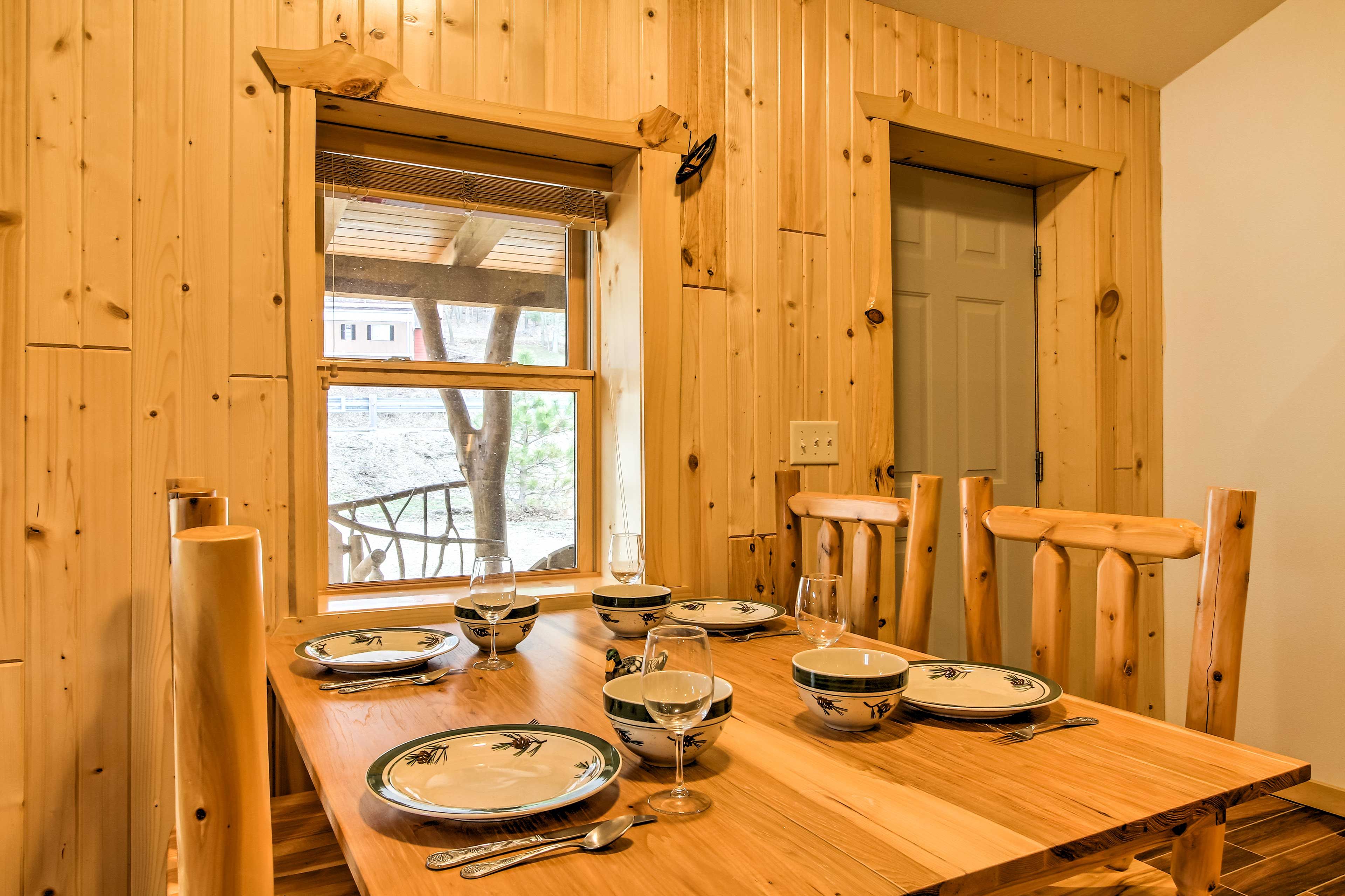 Dining Area | Dishes & Flatware Provided