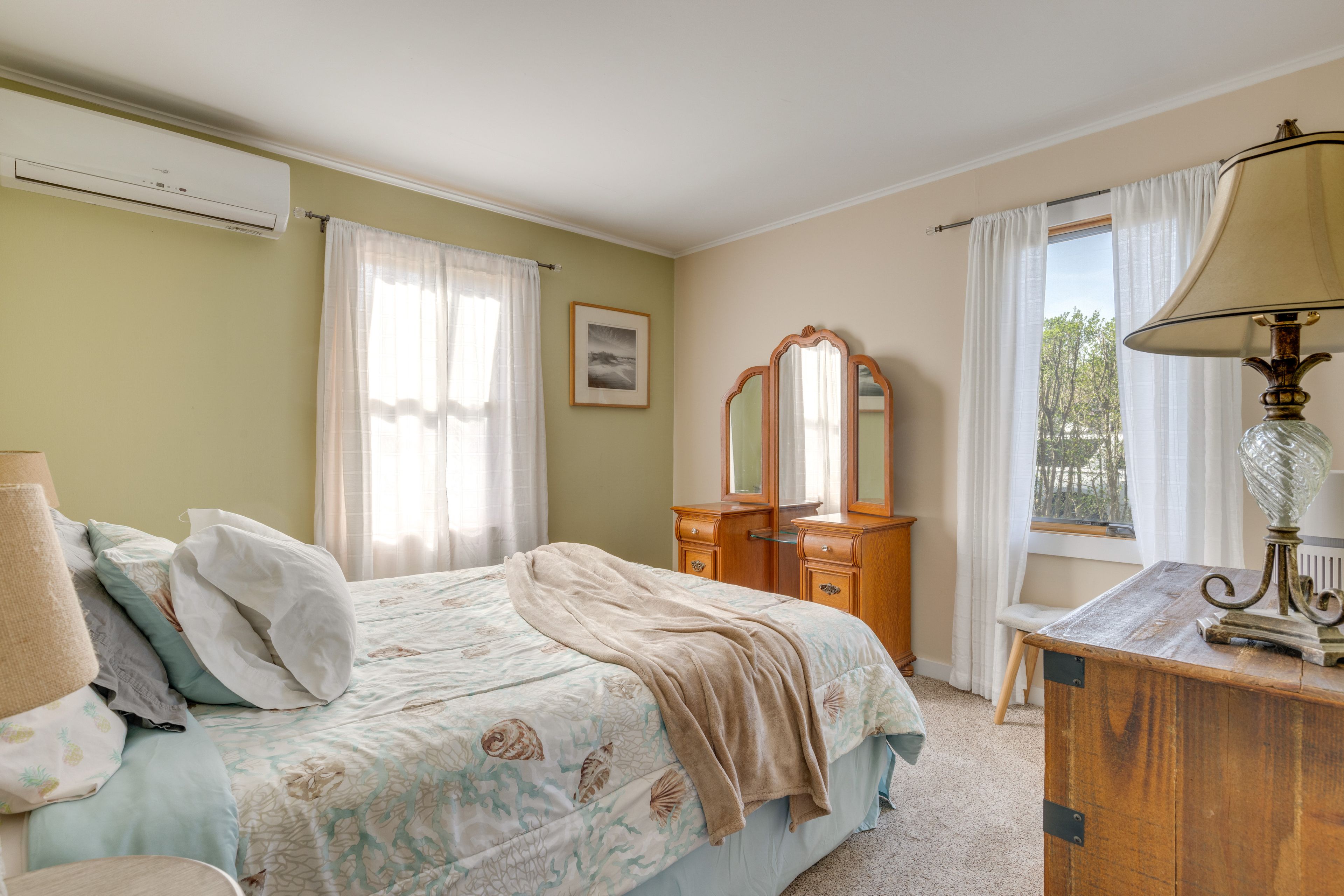 Bedroom 1 | Queen Bed