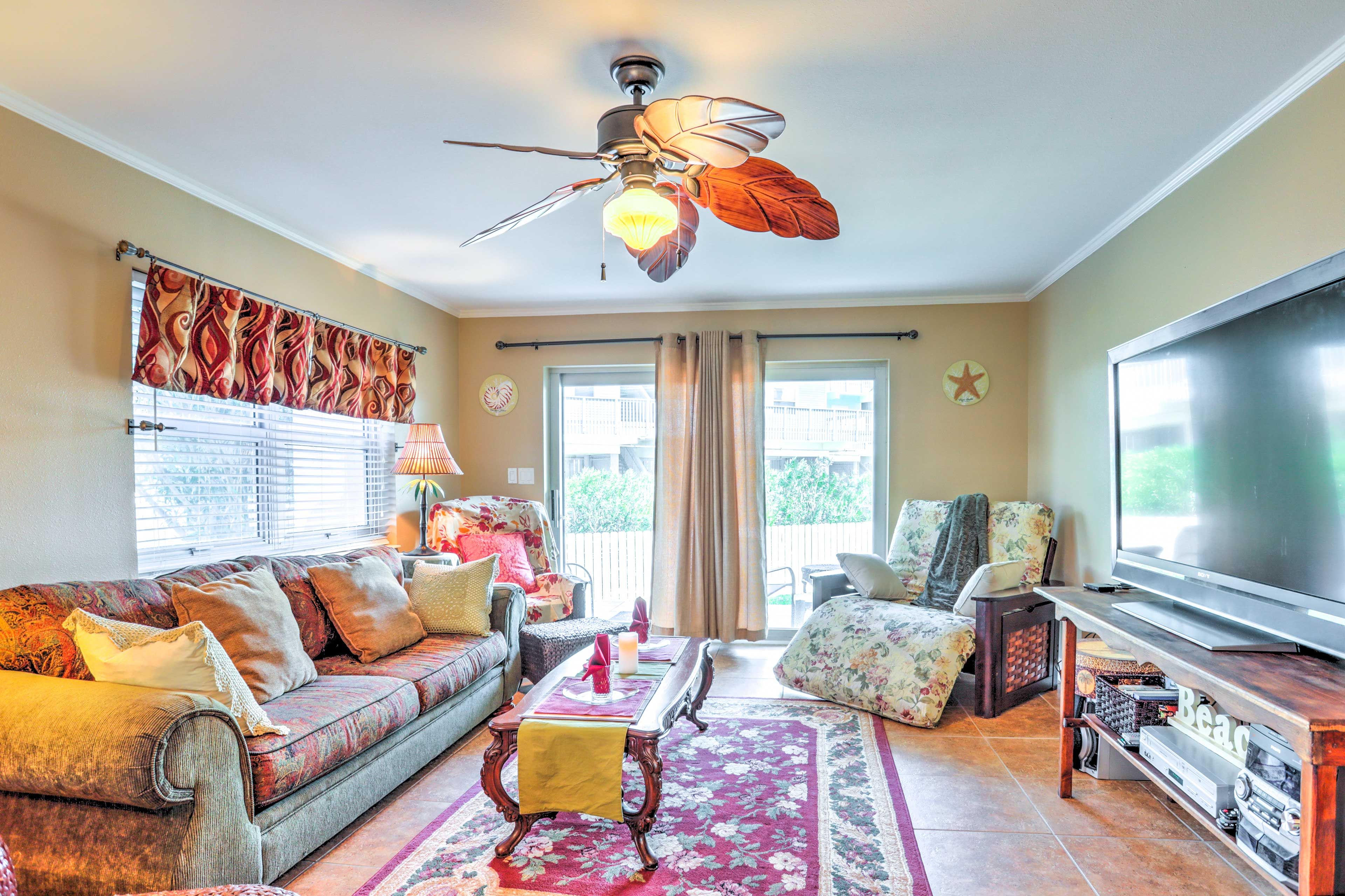 Living Room | Free WiFi | Air Conditioning | Sleeper Sofa | Twin Futon
