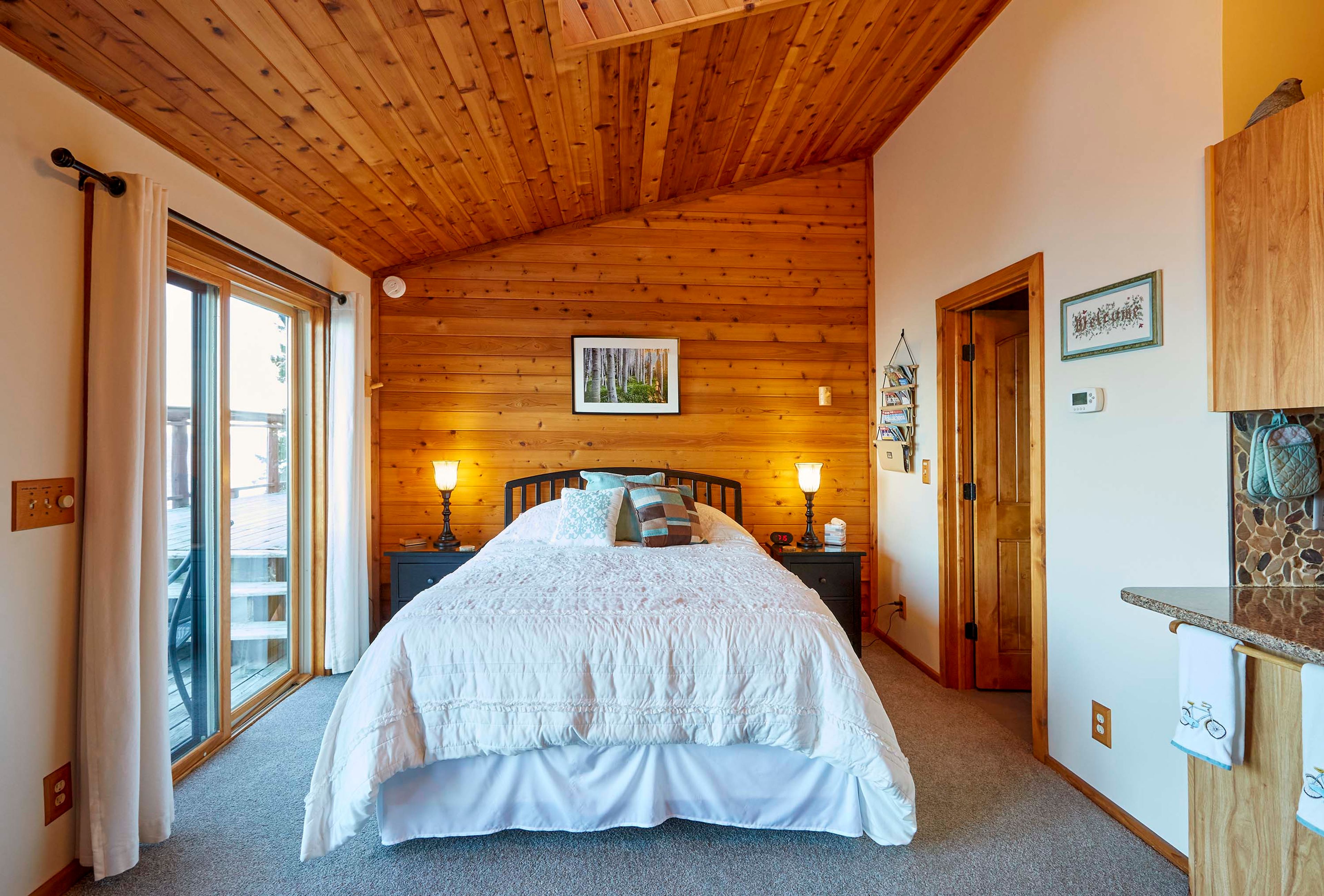 Studio | Queen Bed