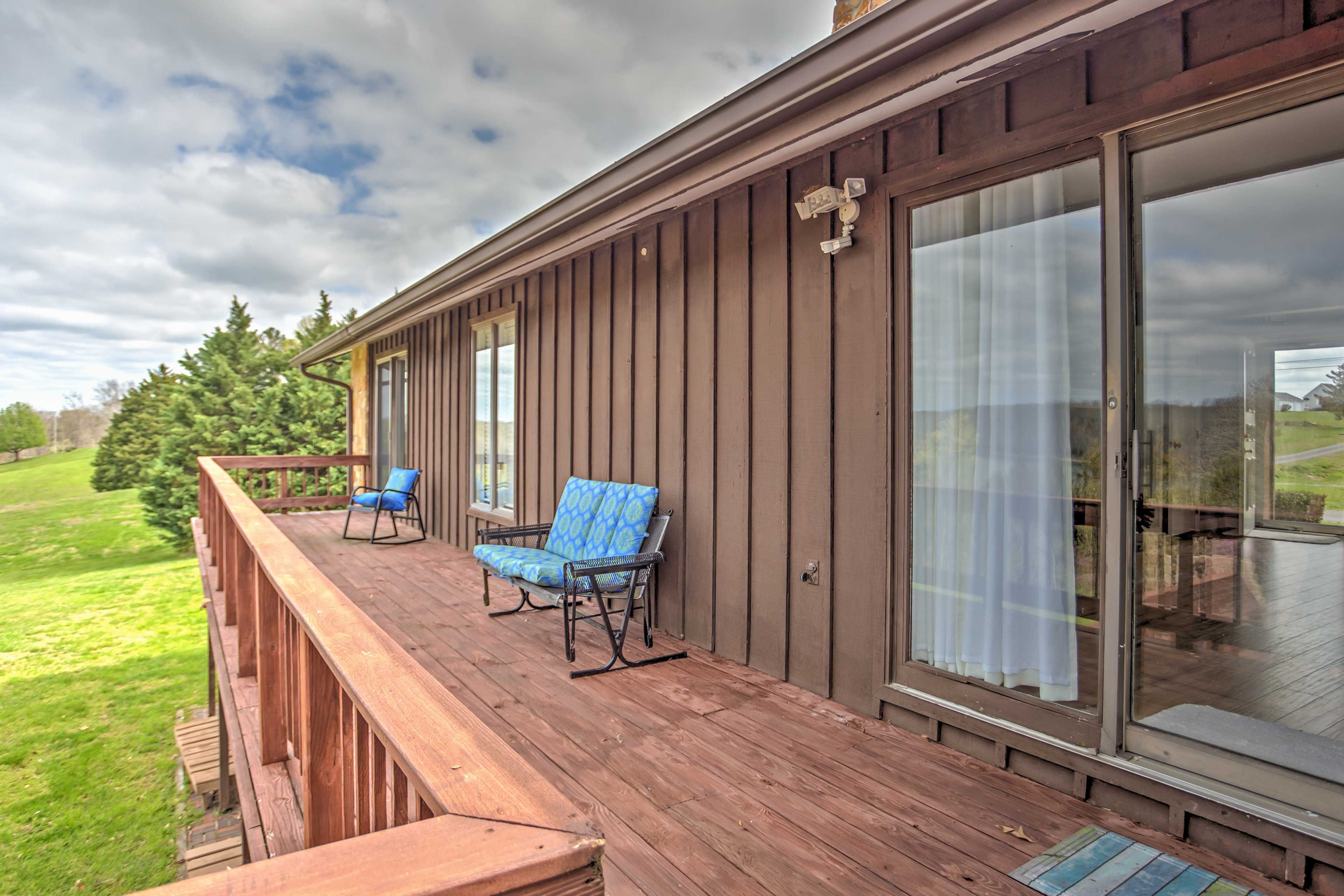 Spacious Deck | Outdoor Seating